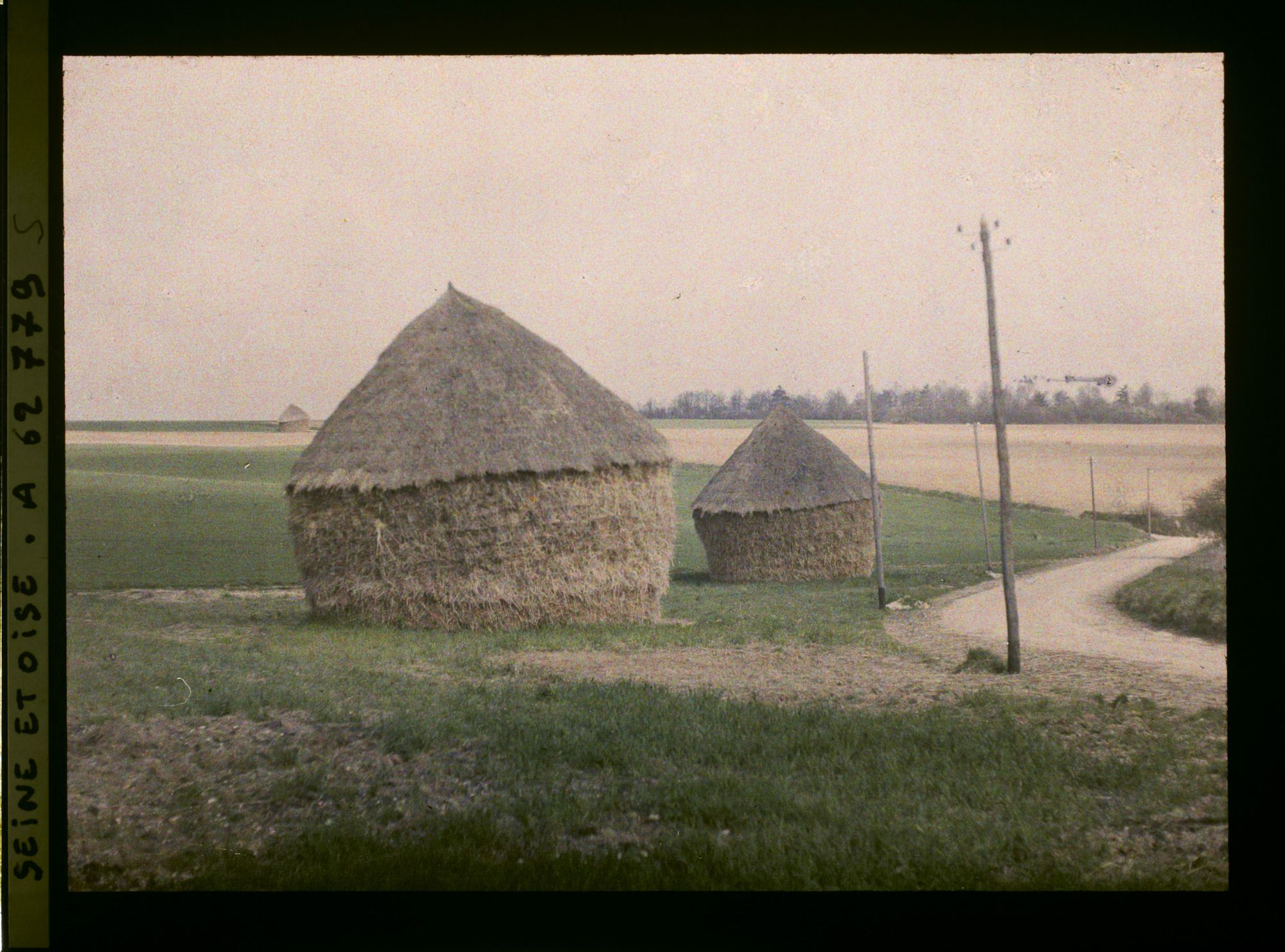 Image représentant Ile de France, Vallangoujard, Meules de blé sur le terrain de la récolte - Le terrain non préparé pour la nouvelle récolte