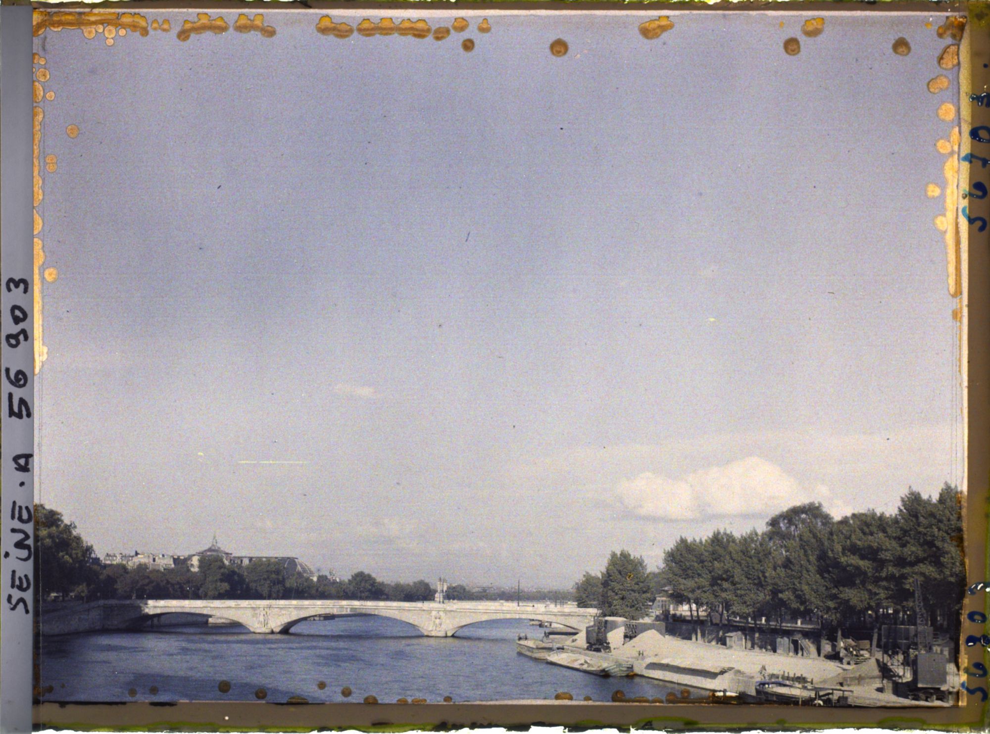 Image représentant Le ciel de Paris le jour de la signature du pacte Briand-Kellogg (vue sur le pont des Invalides et le Grand-Palais depuis le pont de l'Alma)