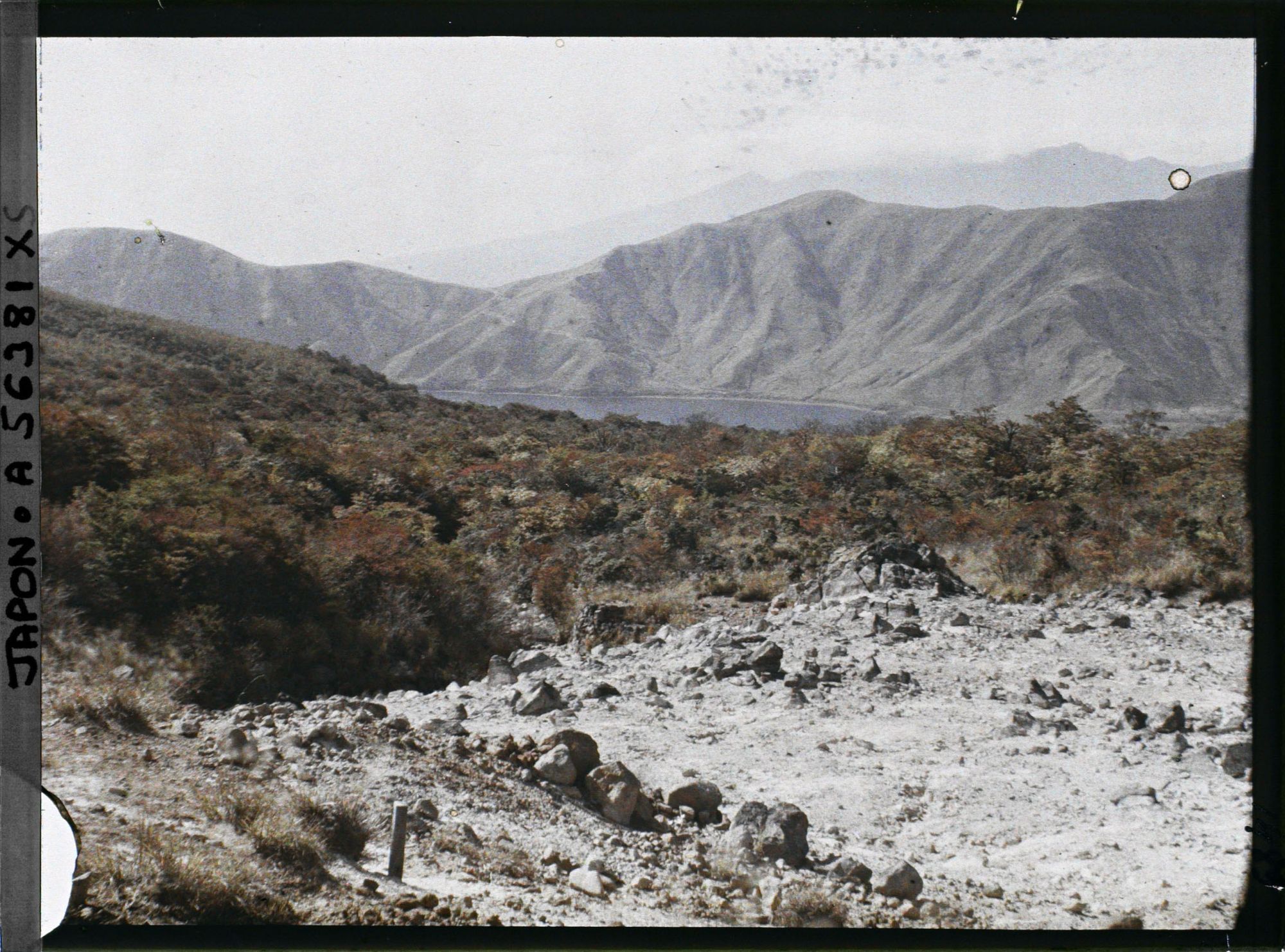 Image représentant Le lac Hakone depuis la vallée d'Owakudani ou Ojigoku