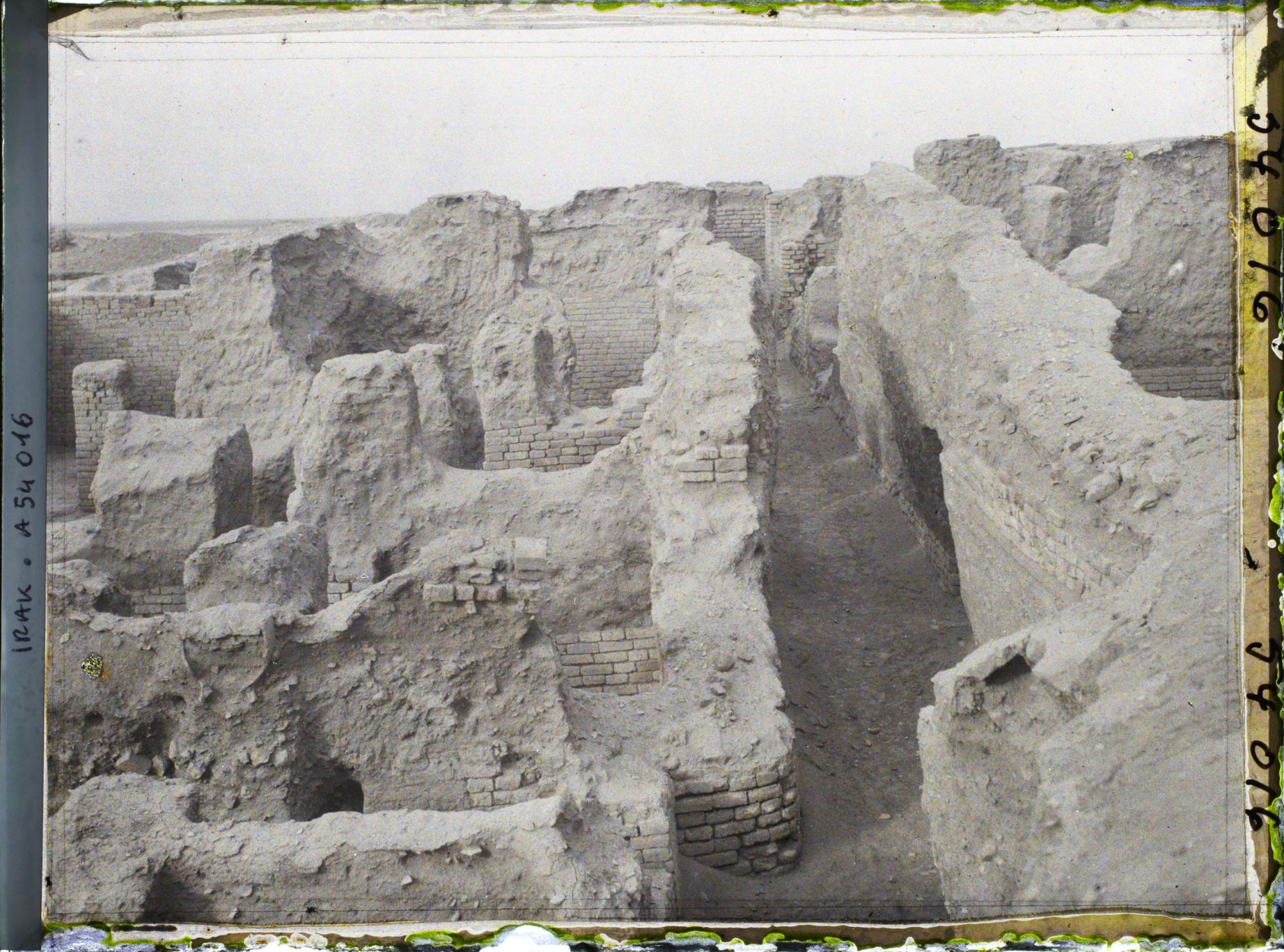 Image représentant Une rue et des maisons (un étage, cour intérieure)