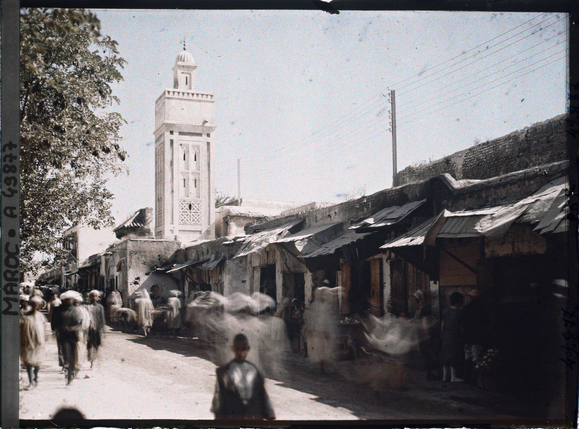 Image représentant La Grande Rue de Fès el Jédid et la mosquée Jama el Hamra
