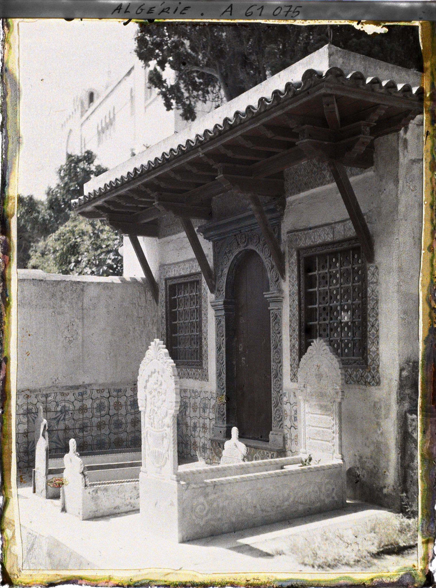 Image représentant La tombe d'Ahmed, dernier bey de Constantine, à l'entrée de la mosquée de Sidi Abd-er-Rhamane
