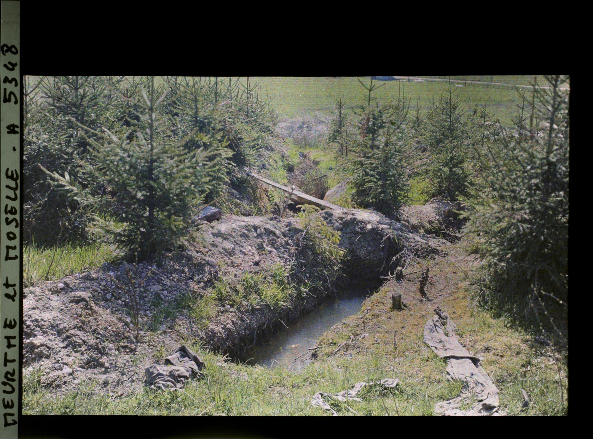 Image représentant France, Gerbéviller, Une tranchée pleine d'eau des Soldats français