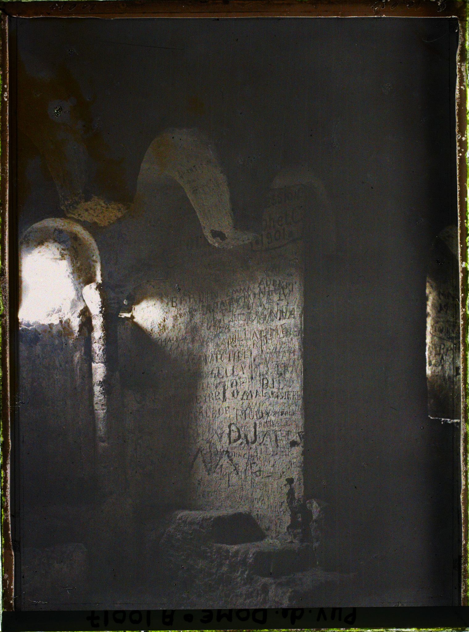 Image représentant France, Les Grottes de Jonas : Intérieur de ce qui fût la Chapelle