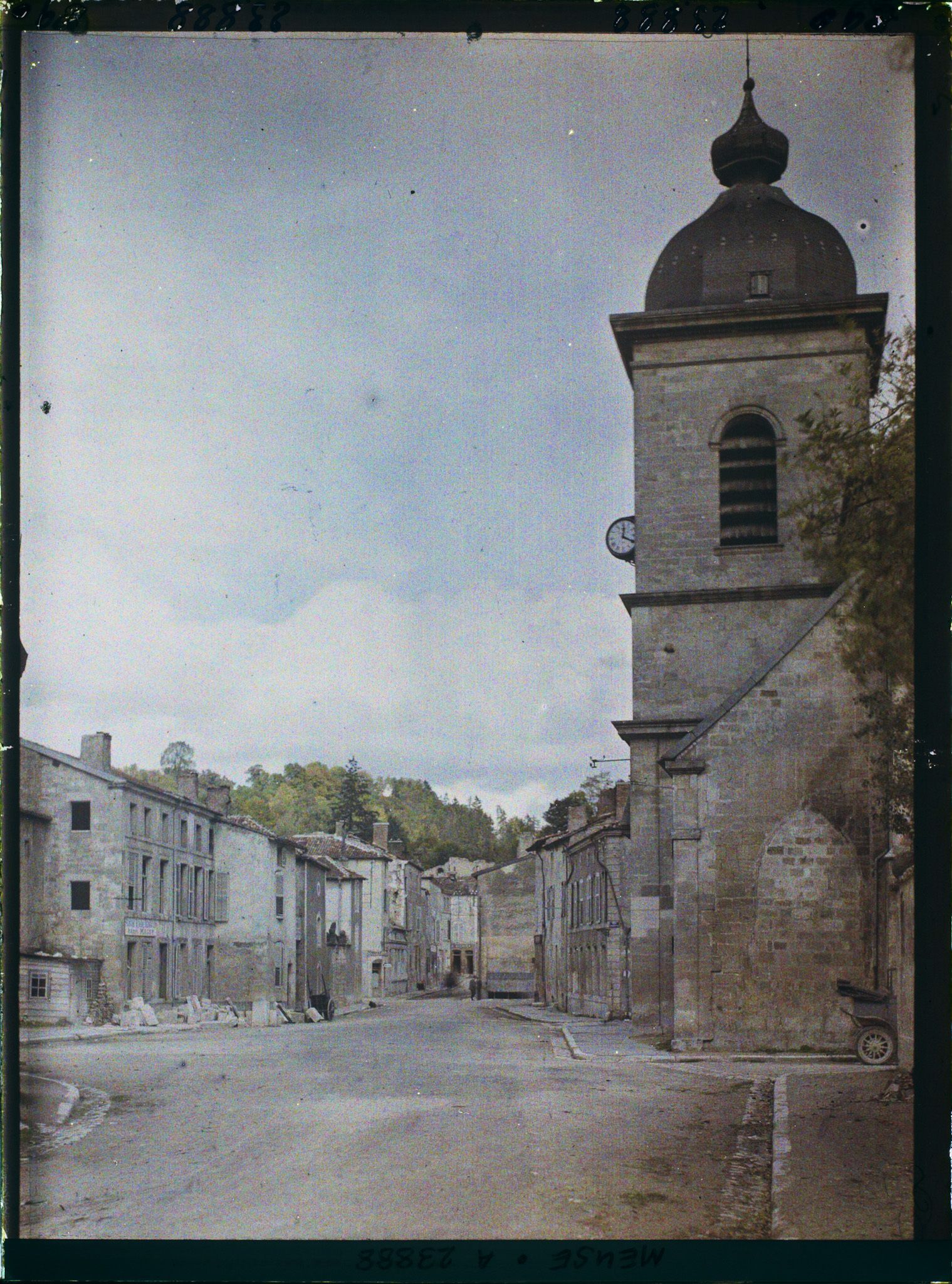 Image représentant France, St Mihiel, L'Eglise St Etienne et la rue de l'Eglise