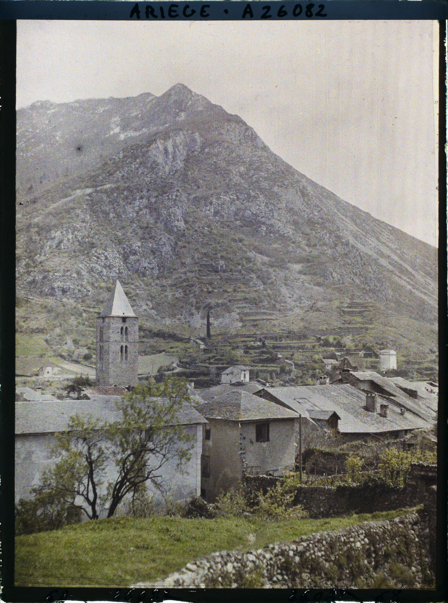 Image représentant Un coin de la ville haute et la vieille église