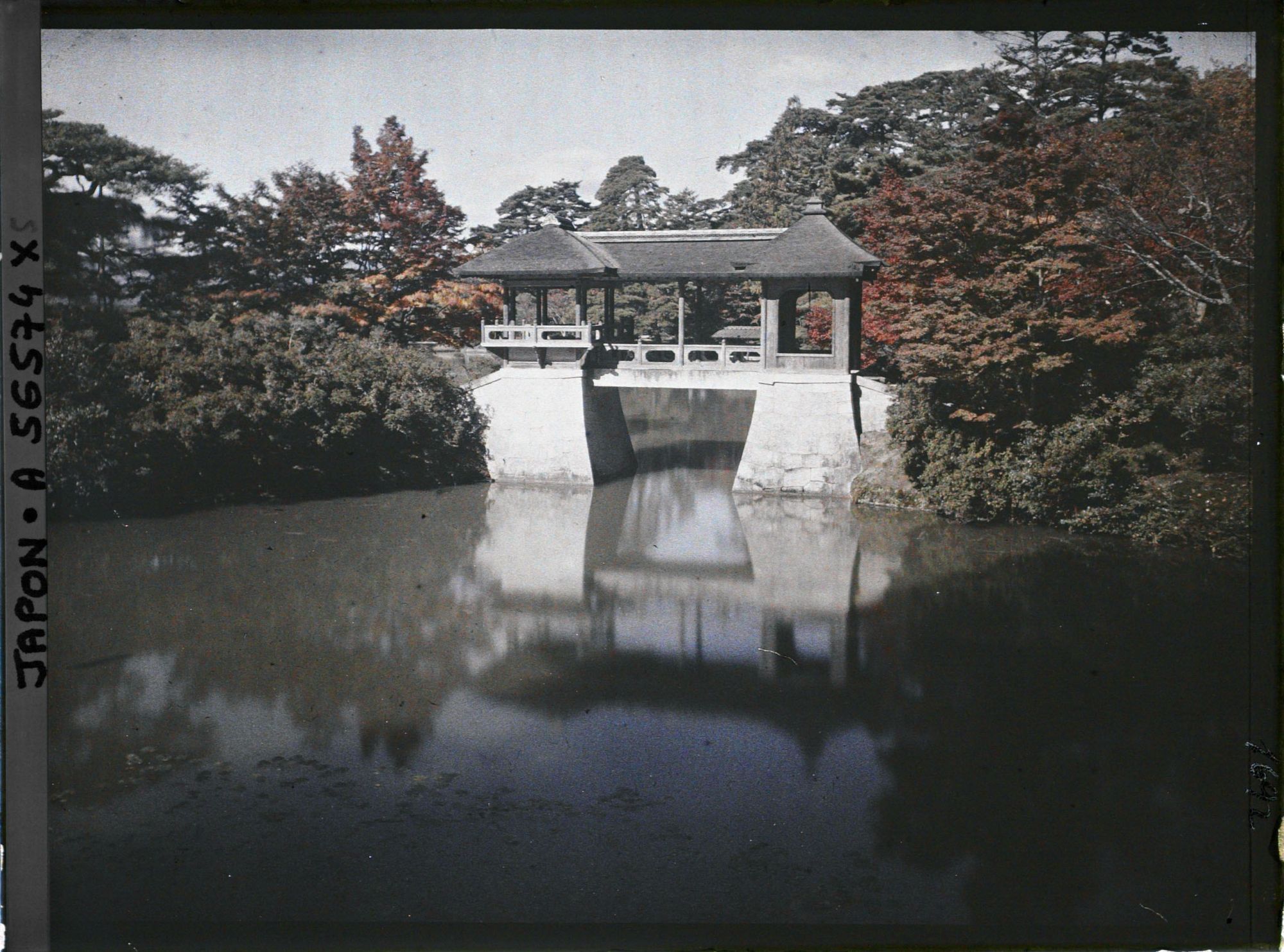 Image représentant Les jardins de la villa impériale Shugakuin Rikyû : l'étang Yokuryu et le pont Chitose-bashi (Pont de Mille Ans)