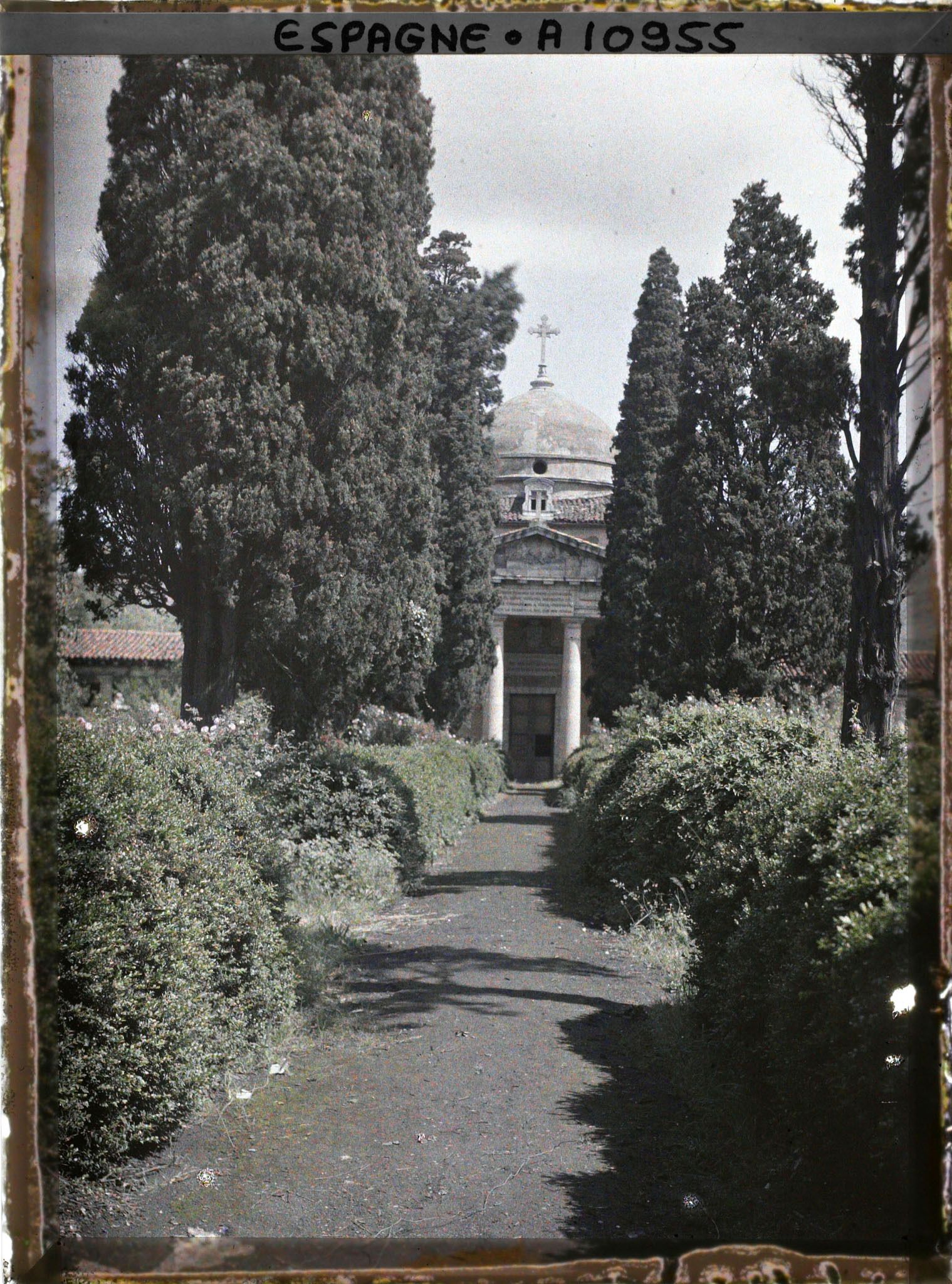 Image représentant Espagne, Bilbao, L'ancien Cimetière de Bilbao, l'allée Centrale et la Chapelle dans le fond