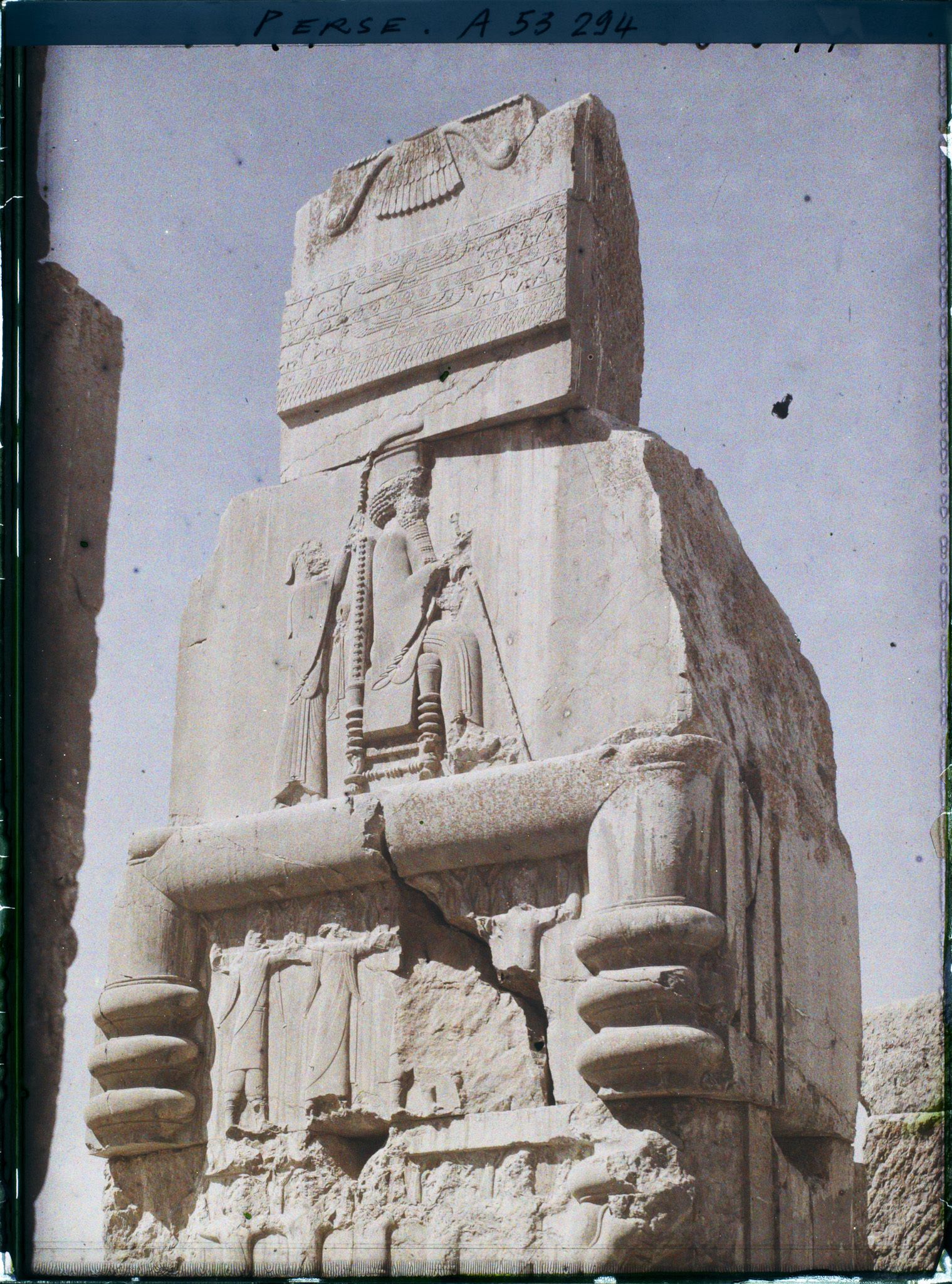 Image représentant Dans l'embrasure de la porte orientale du Tripylon, bas-relief représentant le roi Darius sur son trône sous le symbole ailé d'Ahura Mazda, soutenu par les 28 nations vassales
