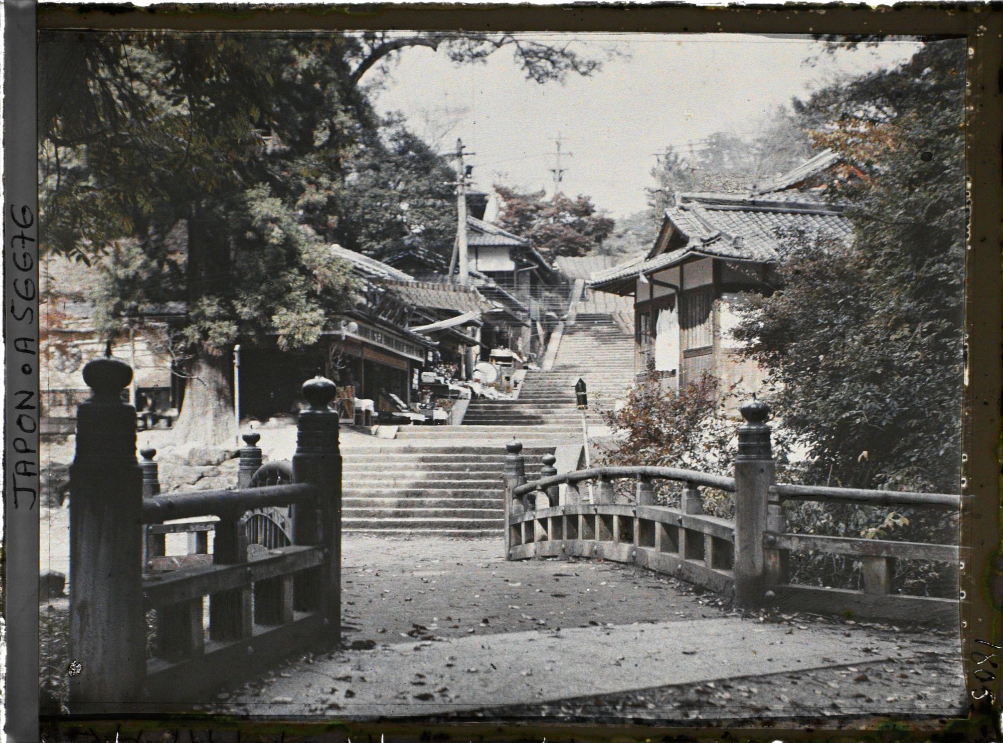 Image représentant Abords du sanctuaire Kasuga-Jinja (ou Kasuga-Taisha), allée des bazars