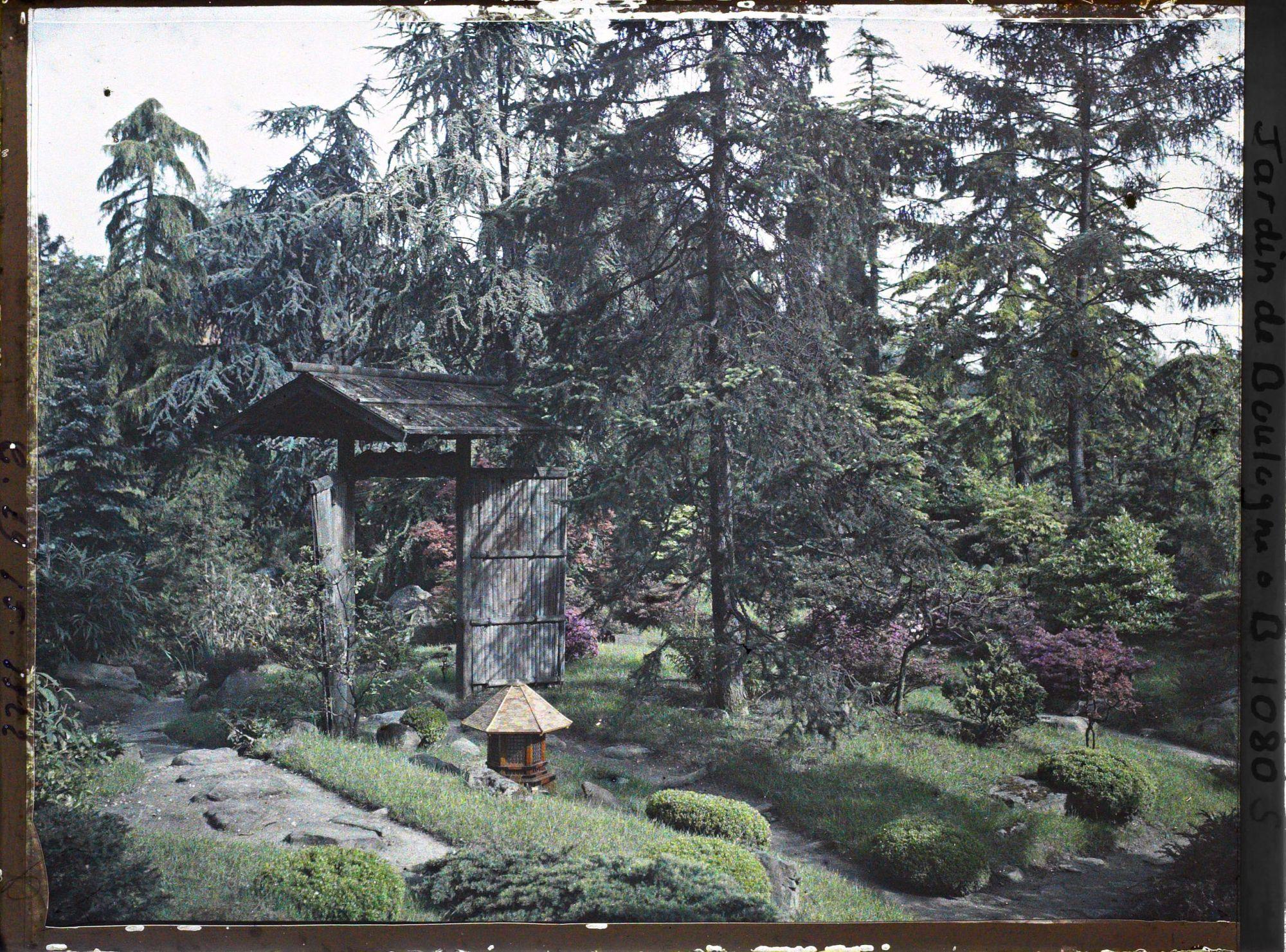 Image représentant Porte du " village japonais " dans le paysage situé en limite du " sanctuaire japonais "