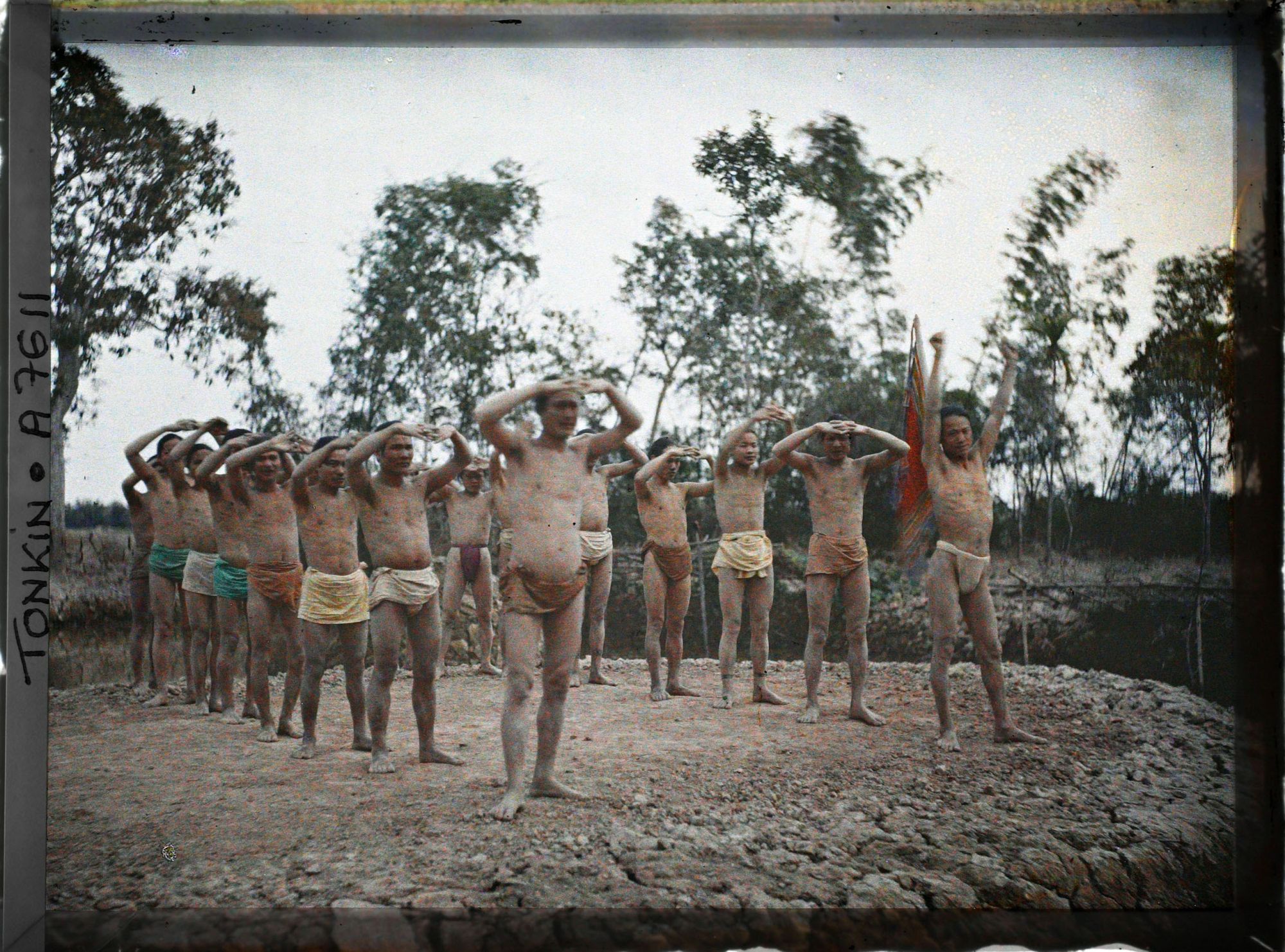 Image représentant Des lutteurs de village