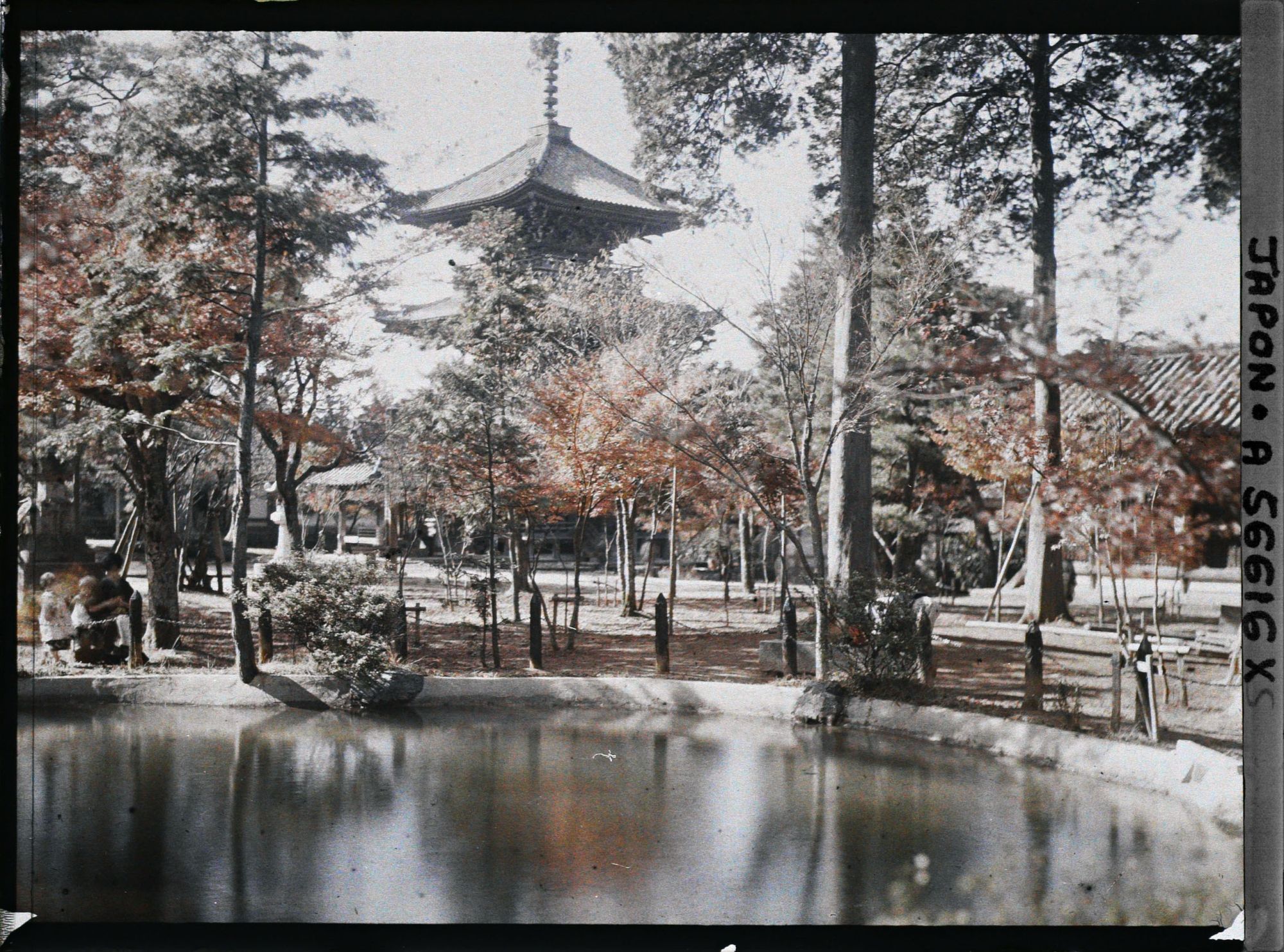 Image représentant La pagode du temple Shinnyo-dô vue depuis le bassin nord