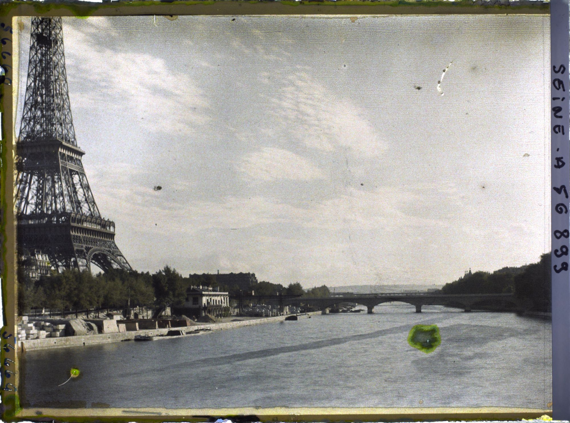 Image représentant Le ciel de Paris le jour de la signature du pacte Briand-Kellogg (vue sur le pont d'Iéna et la tour Eiffel depuis la passerelle Debilly)