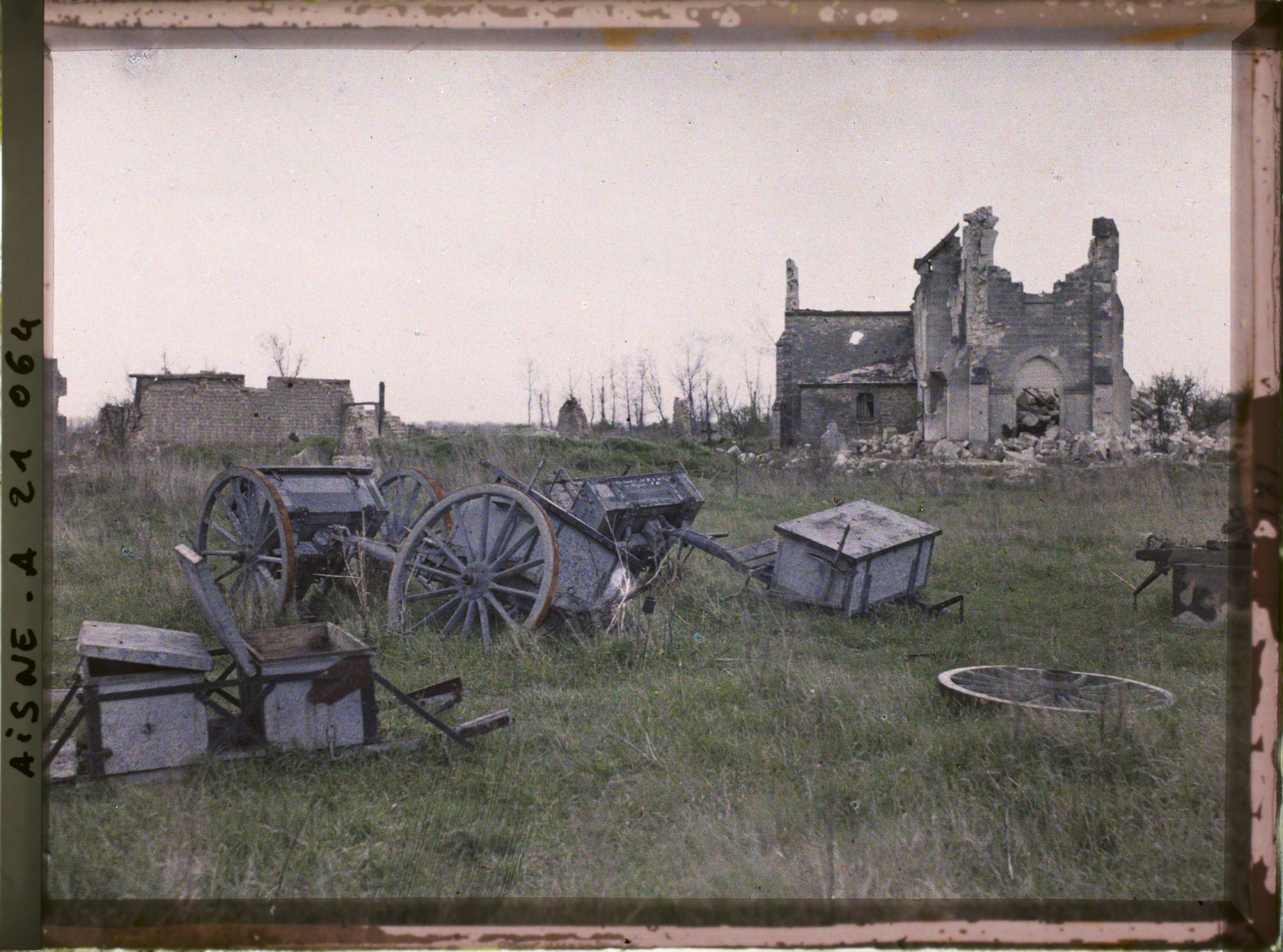 Image représentant France, Condé s/ Suippe, Eglise et Caissons d'artillerie Française