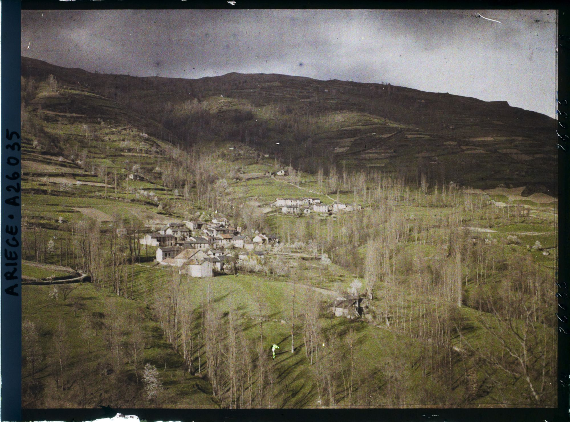 Image représentant Hameaux, toits à faible pente couverts de l'ardoise du pays