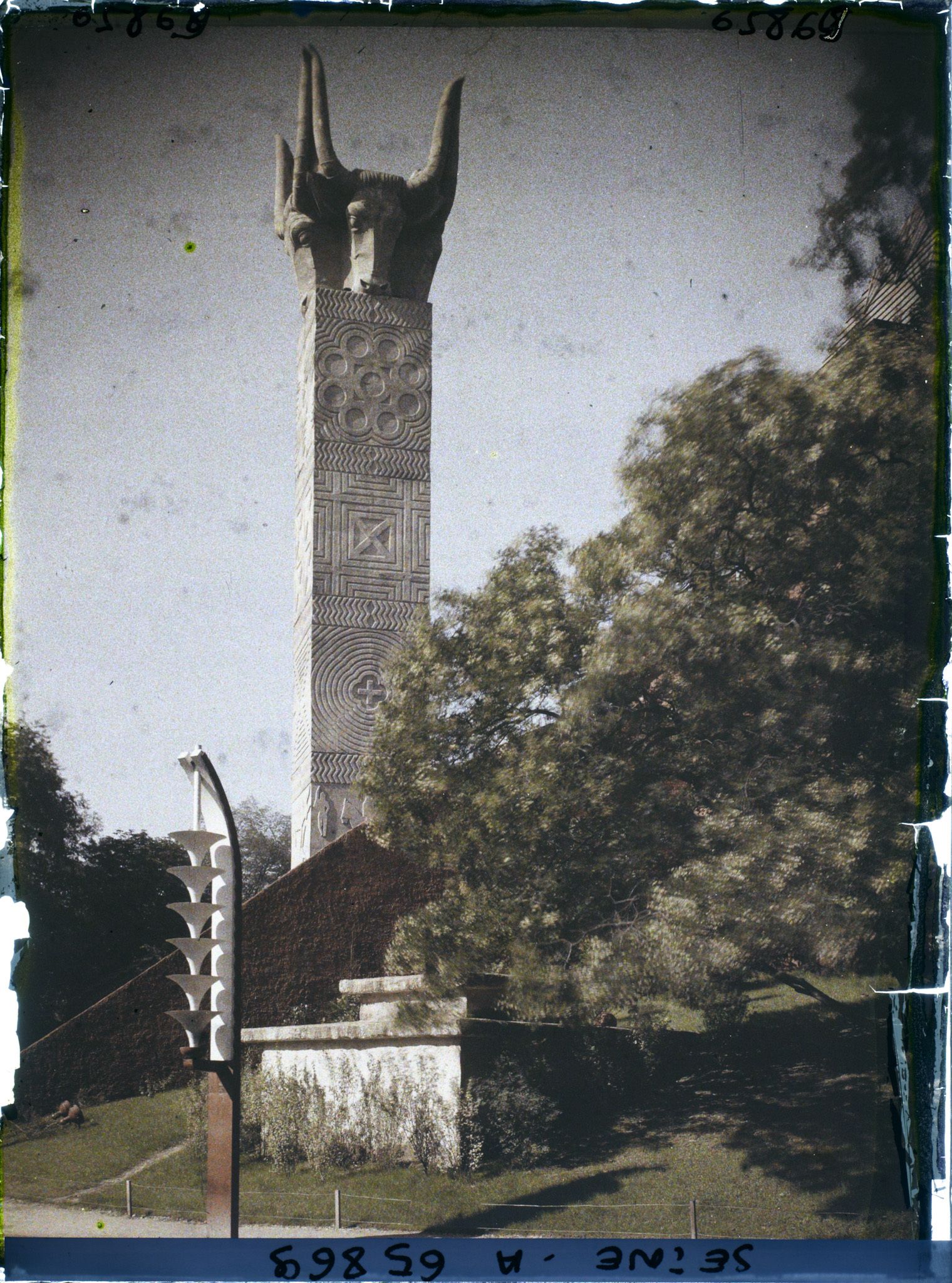 Image représentant L'Exposition Coloniale Internationale de 1931, la tour des bucranes, pavillon de Madagascar