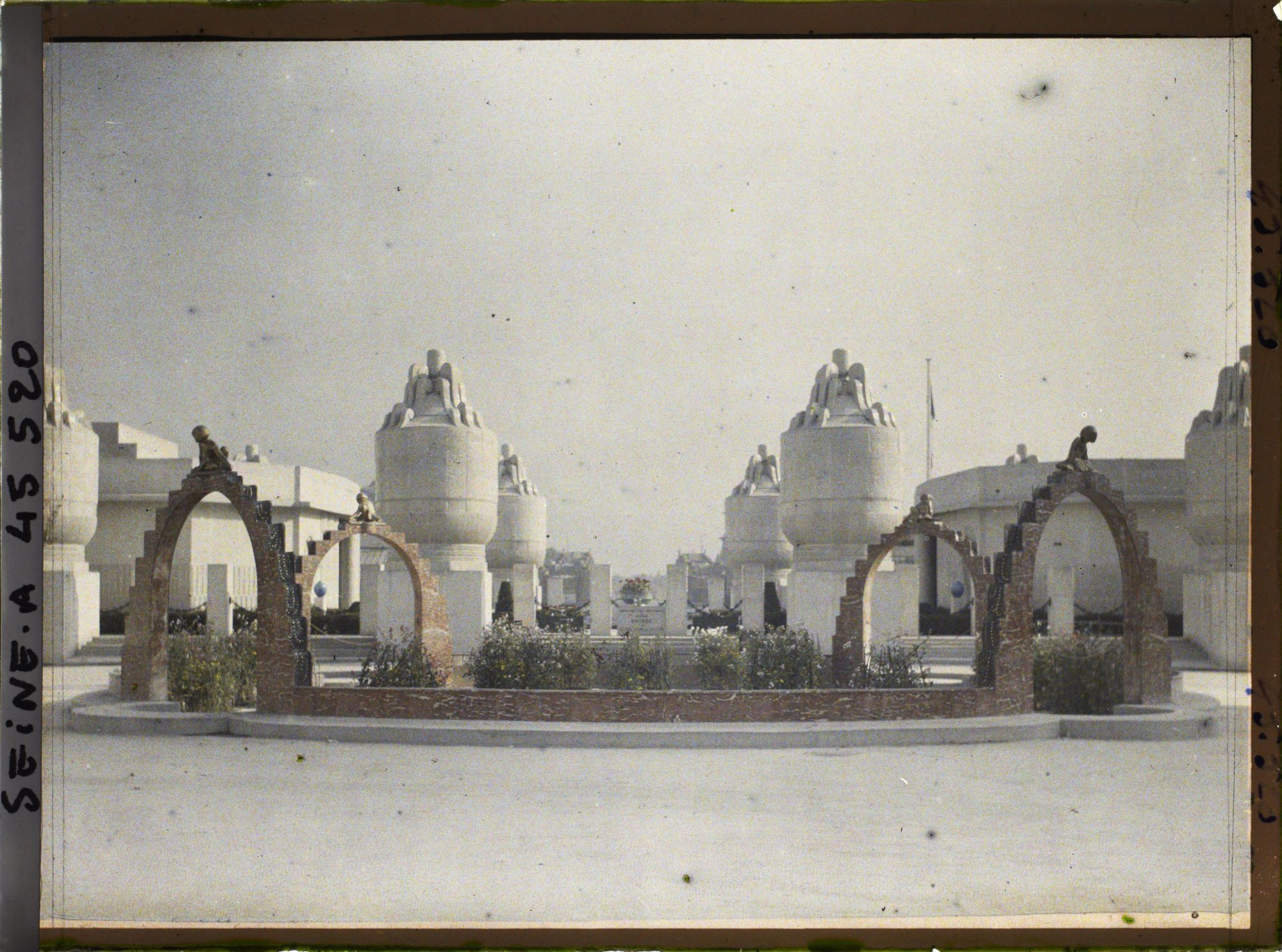 Image représentant L'Exposition des arts décoratifs, Jardin des Nymphéas sur l'esplanade devant le Pavillon de Sèvres