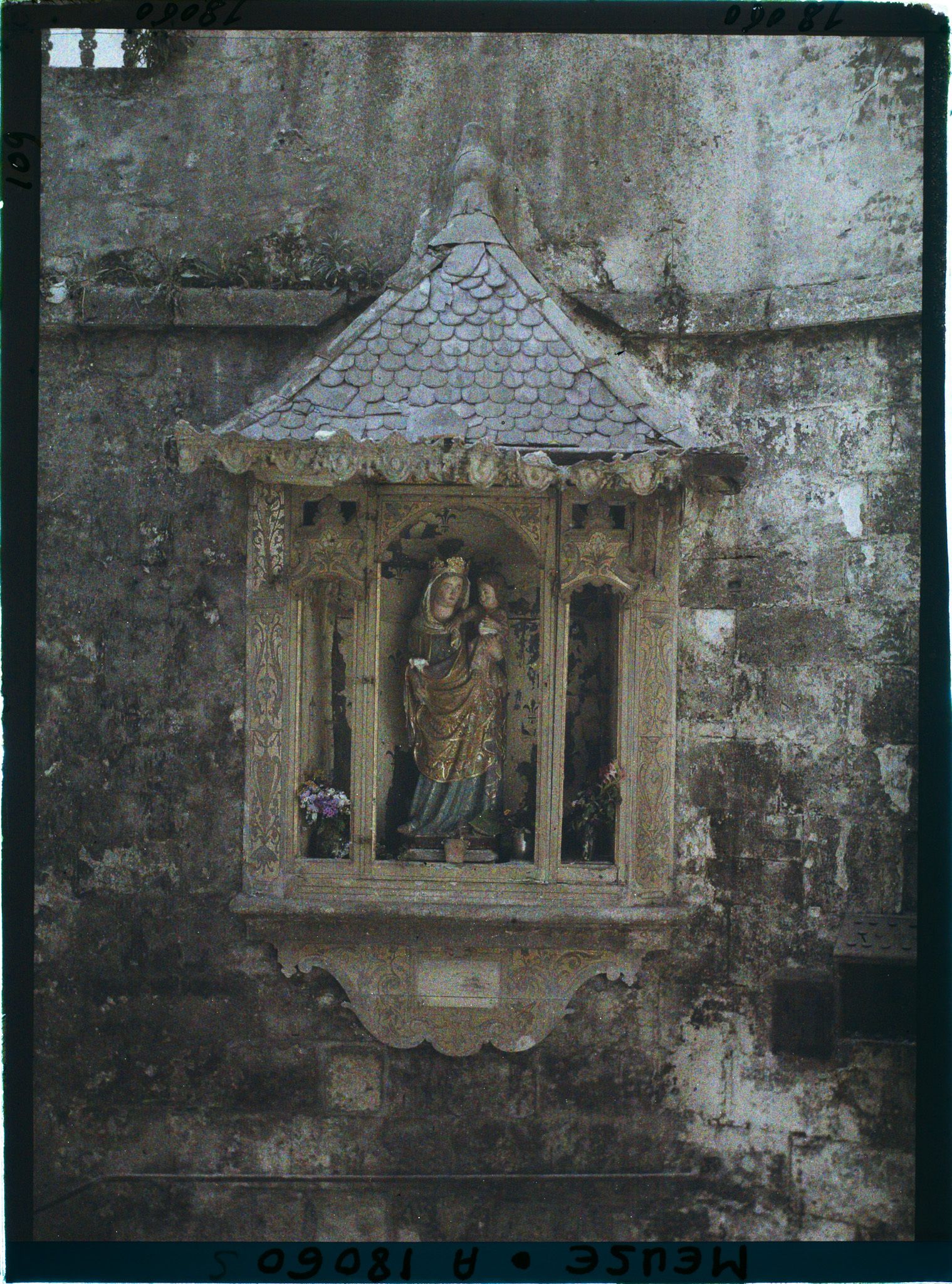 Image représentant France, Verdun, Statue de la Vierge, rue des gros degrés, épargnée par les bombardements