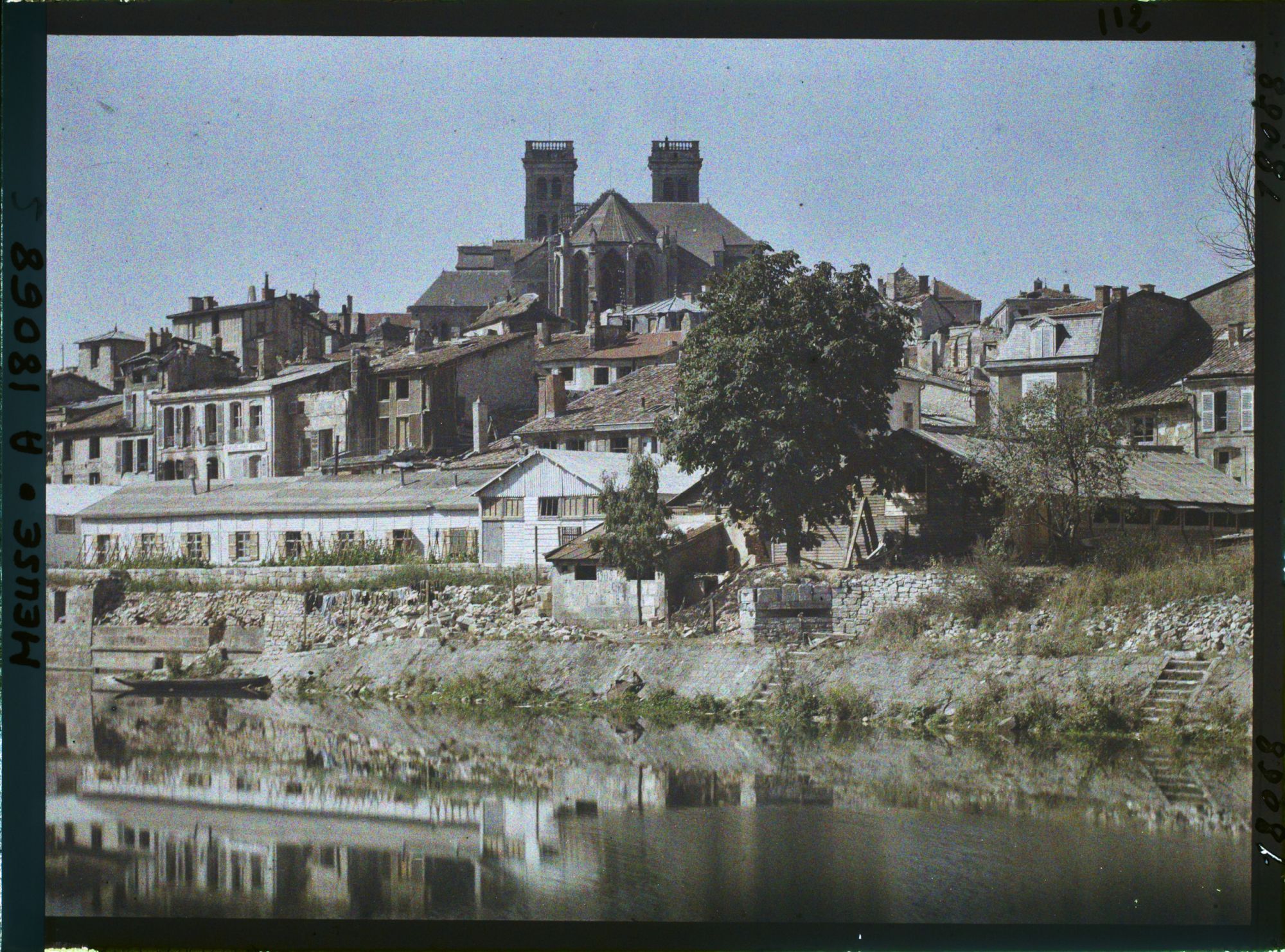 Image représentant France, Verdun, Sur les bords de la Meuse, maisons détruites