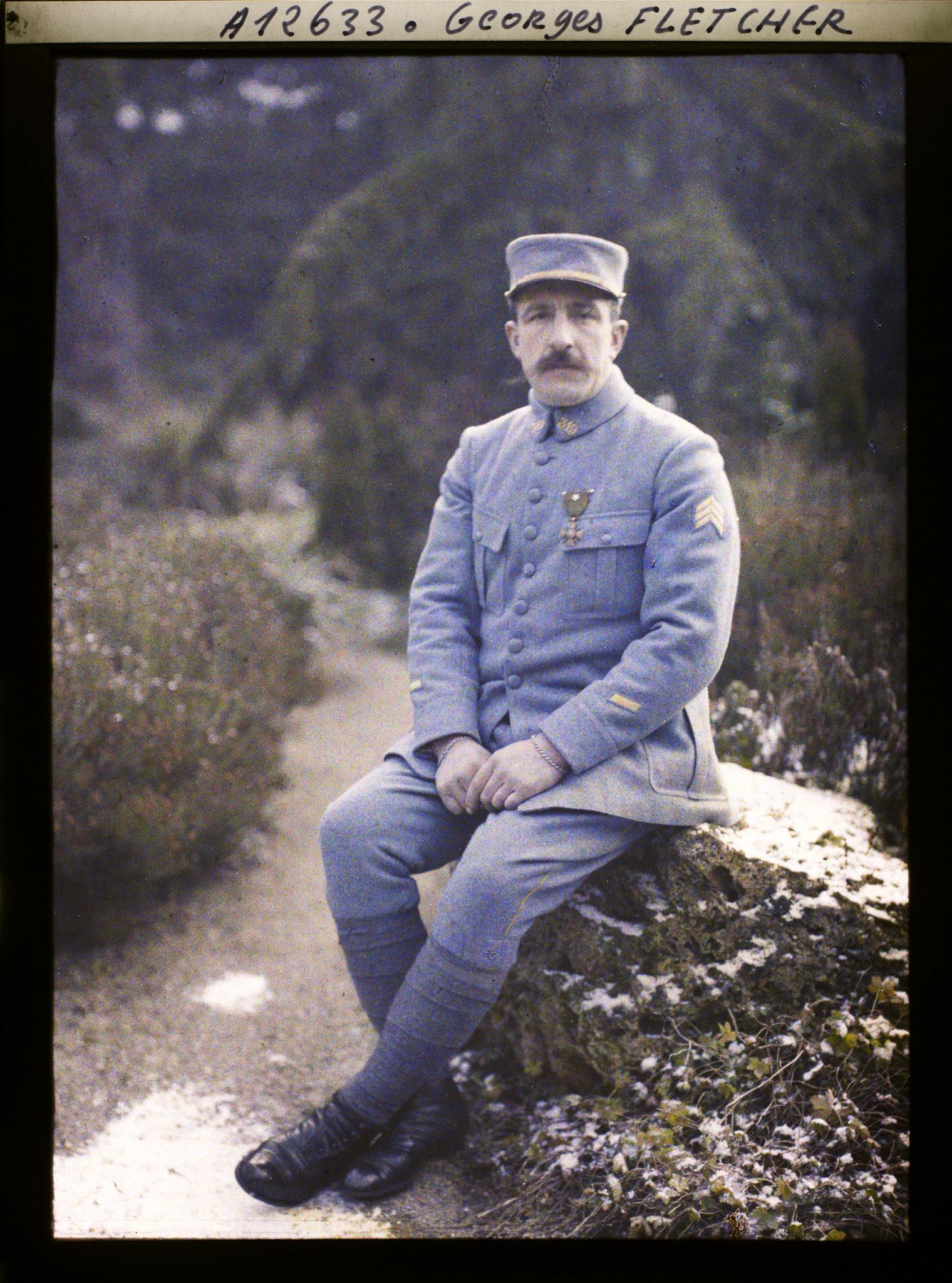 Image représentant Le jardinier  https://musee-albert-kahn.s-museum.fr/home/NWQ2OTAwYzNmYjZlZTk1ZWQwODJmMjY4L2dlbmVyaWMtbm90aWNlLXRhYi9hdXRob3JpdHkvNjE3YTc5ZjVjZjhiODk2OGIzMzM3ZDIx/5d6900c3fb6ee95ed082f268/generic-notice-tab/authority/617a79ebcf8b8968b3336d39 Georges Fletcher en tenue de soldat