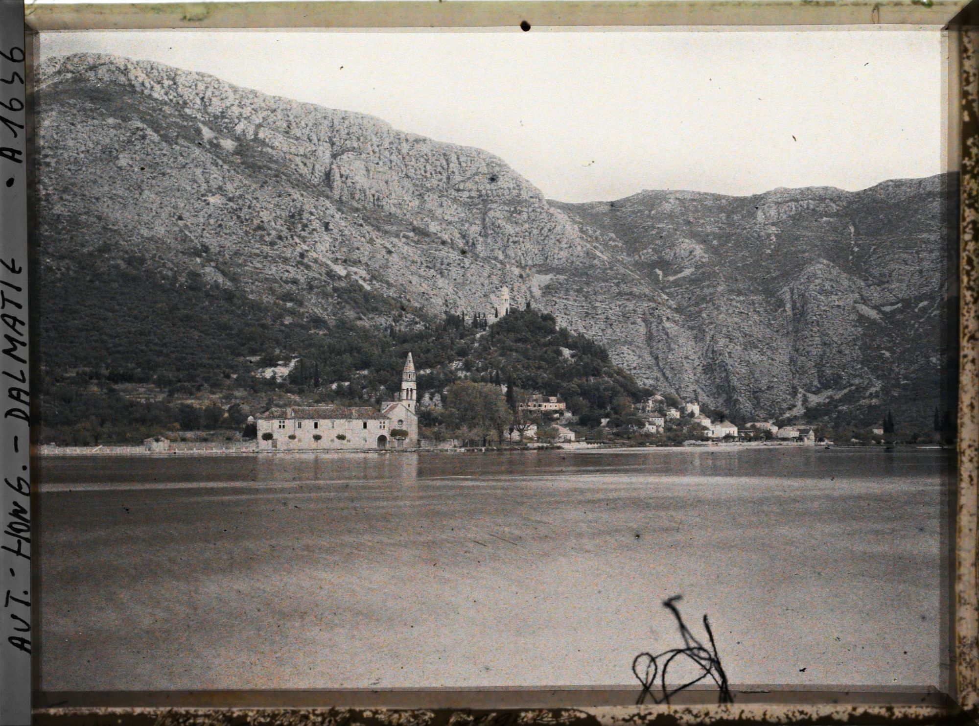 Image représentant Les deux églises catholiques de Rozato de l'autre côté de l'Ombla