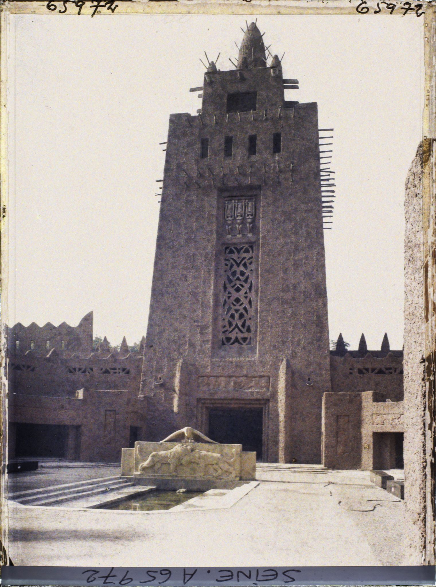 Image représentant L'Exposition Coloniale Internationale de 1931, la grande tour du palais de l'A.O.F. vue depuis la cour