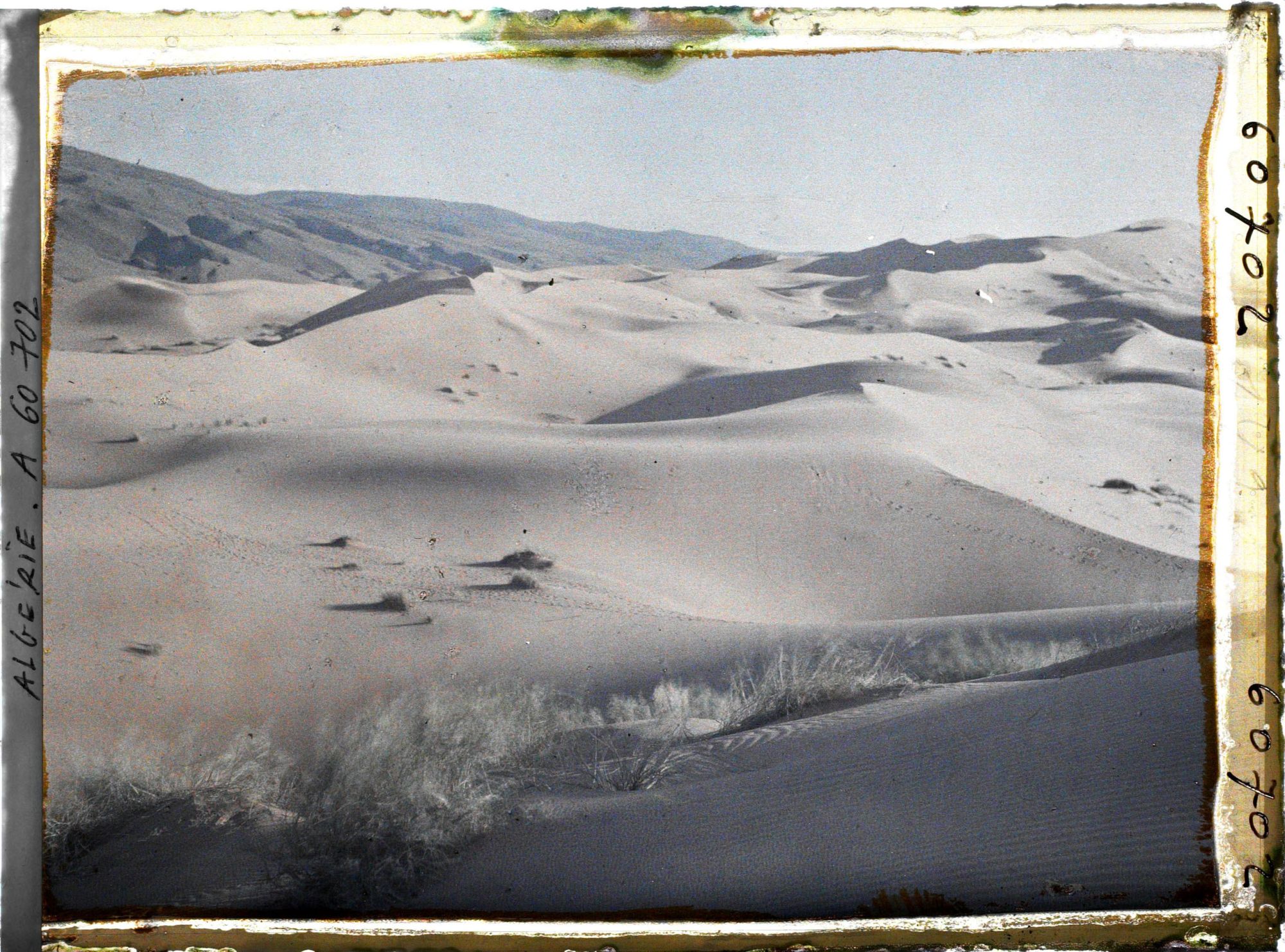 Image représentant La grande dune le soir, avec au fond le Djebel Mekter