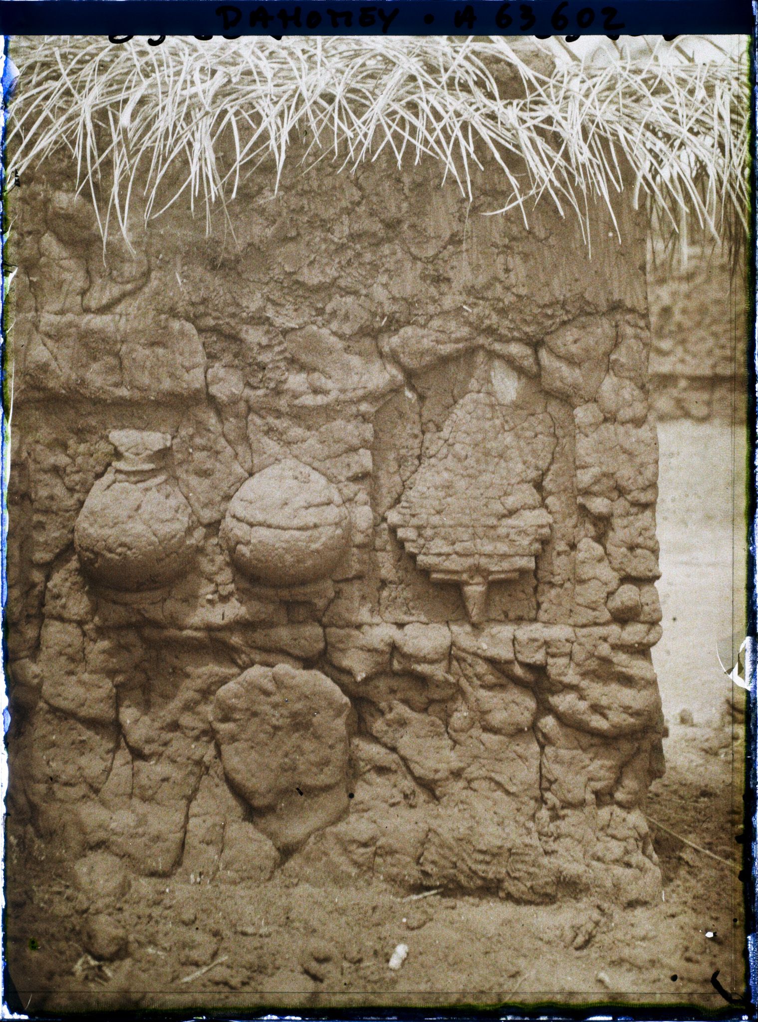Image représentant Bas-relief d'une résidence du quartier de Gbécon-Hounli, non loin du palais princier de Guézo, motif de jarres et d'écheveau