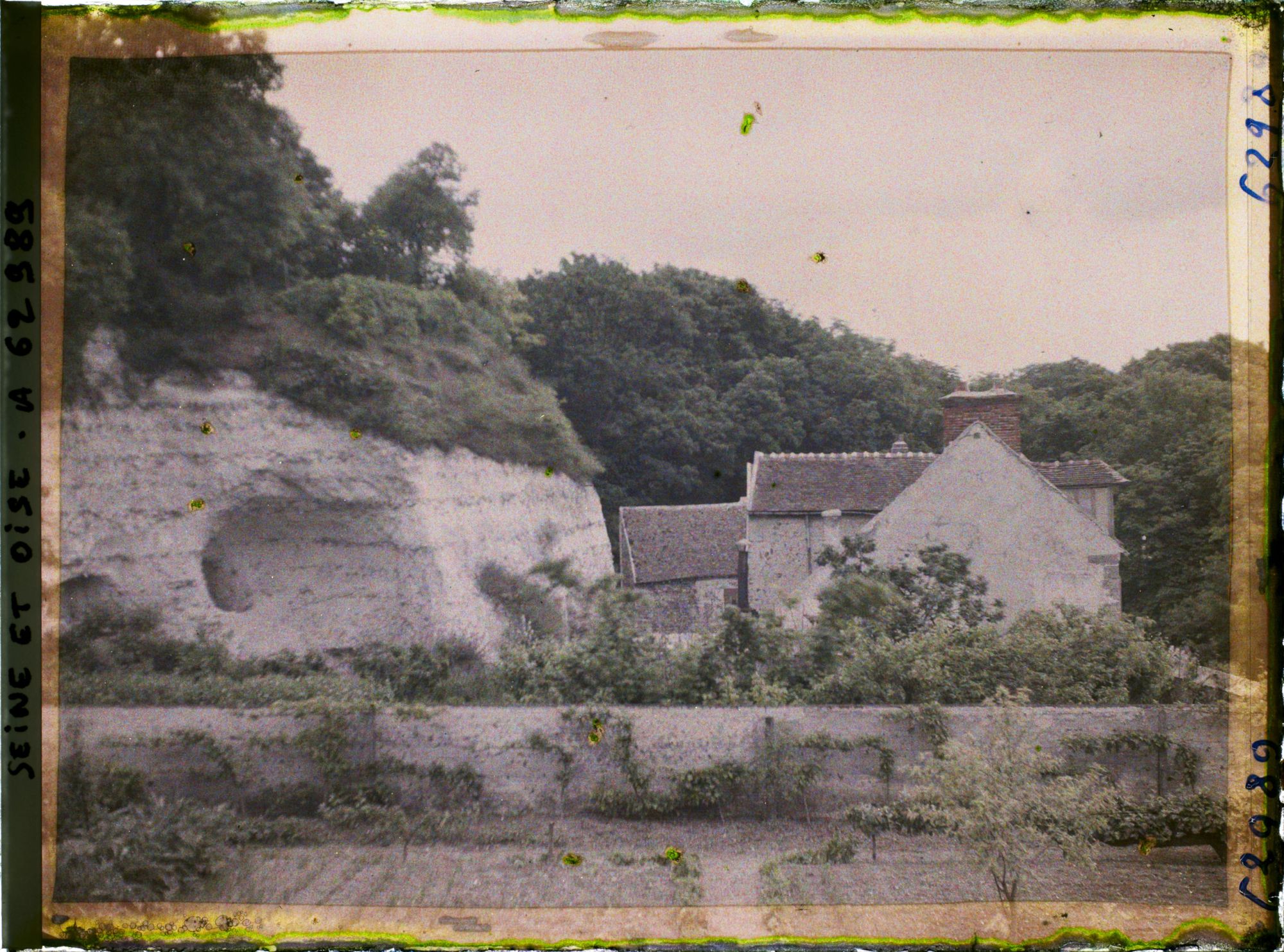 Image représentant Ile de France, La Roche-Guyon, Habitations troglodytiques abandonnées et maisons modernes