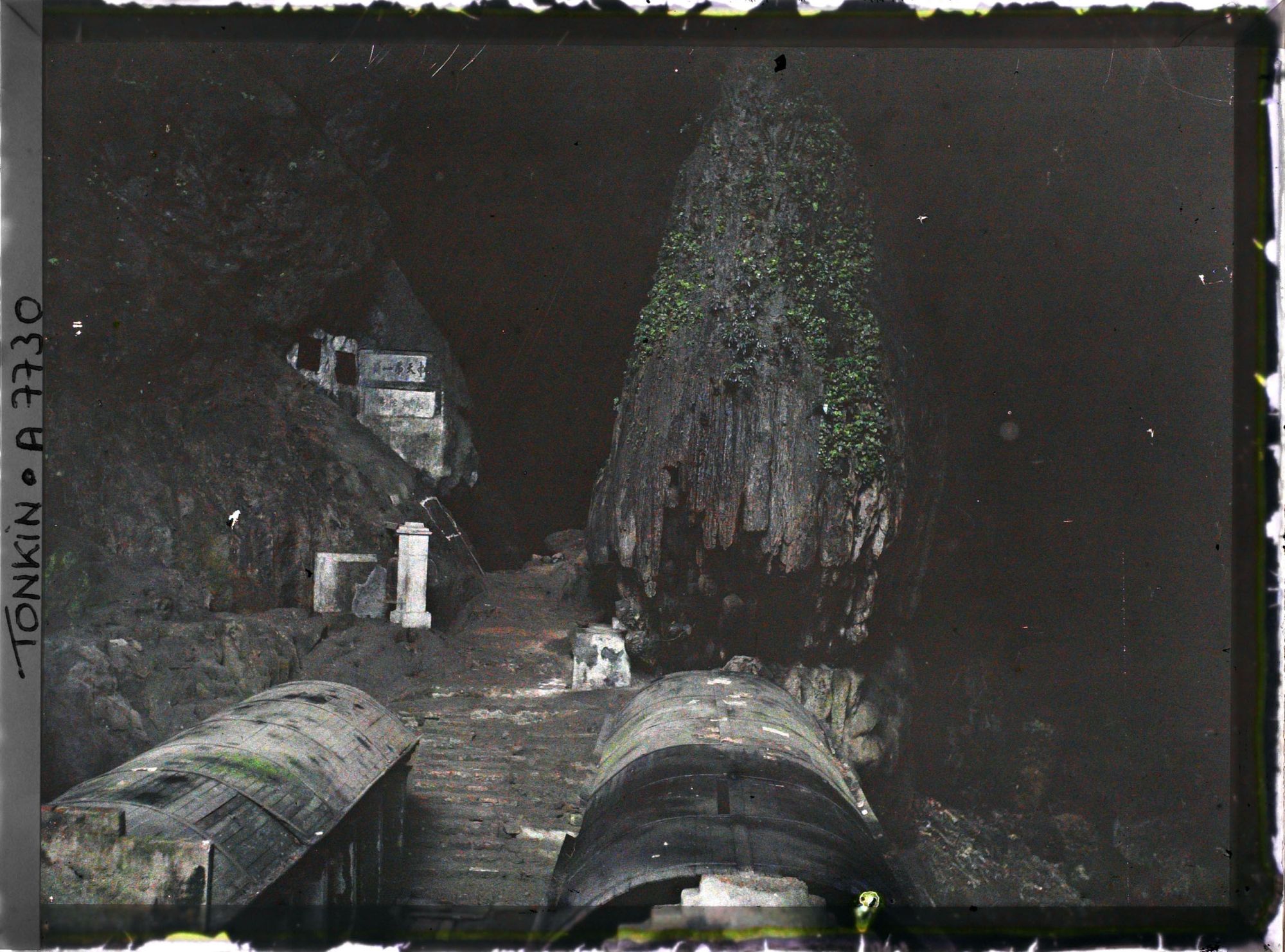 Image représentant L'entrée de la grotte d'un des sanctuaires rupestres bouddhiques du massif de Hu'o'ng-tich-so'n (" Pagode de l'Empreinte Parfumée ")