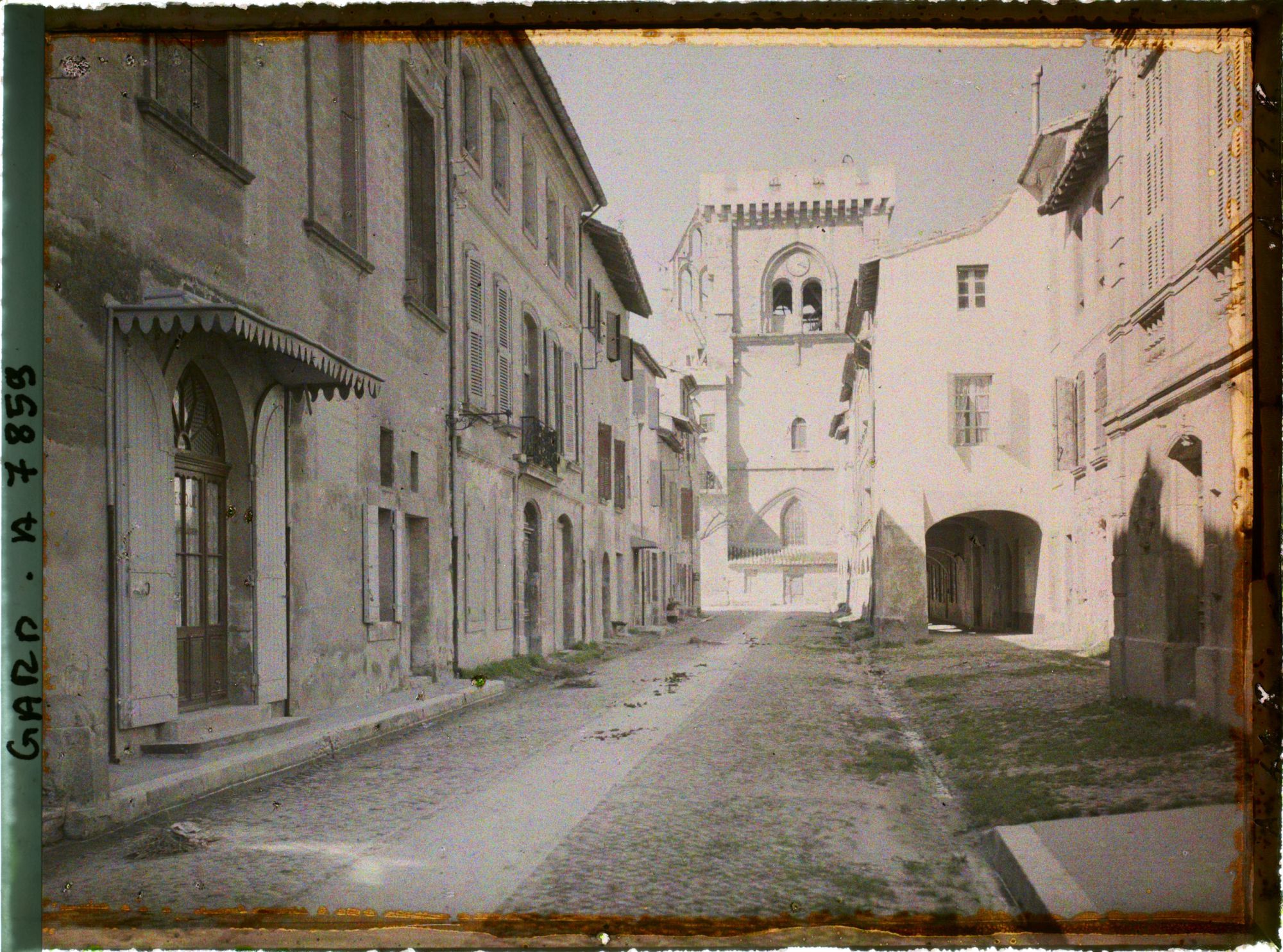 Image représentant La rue de l'hôpital avec vue sur l'église collégiale Notre-Dame
