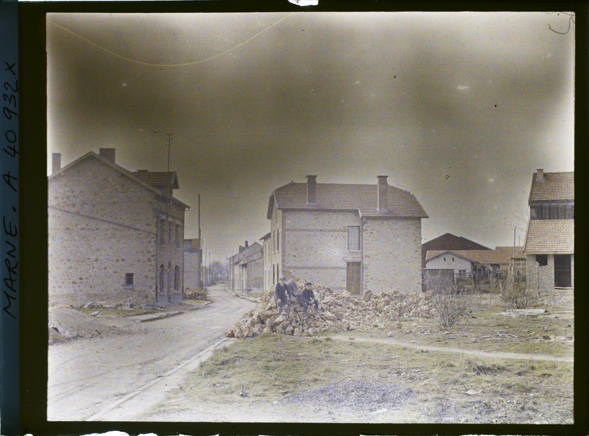 Image représentant France, Suippes, Un coin de la Place