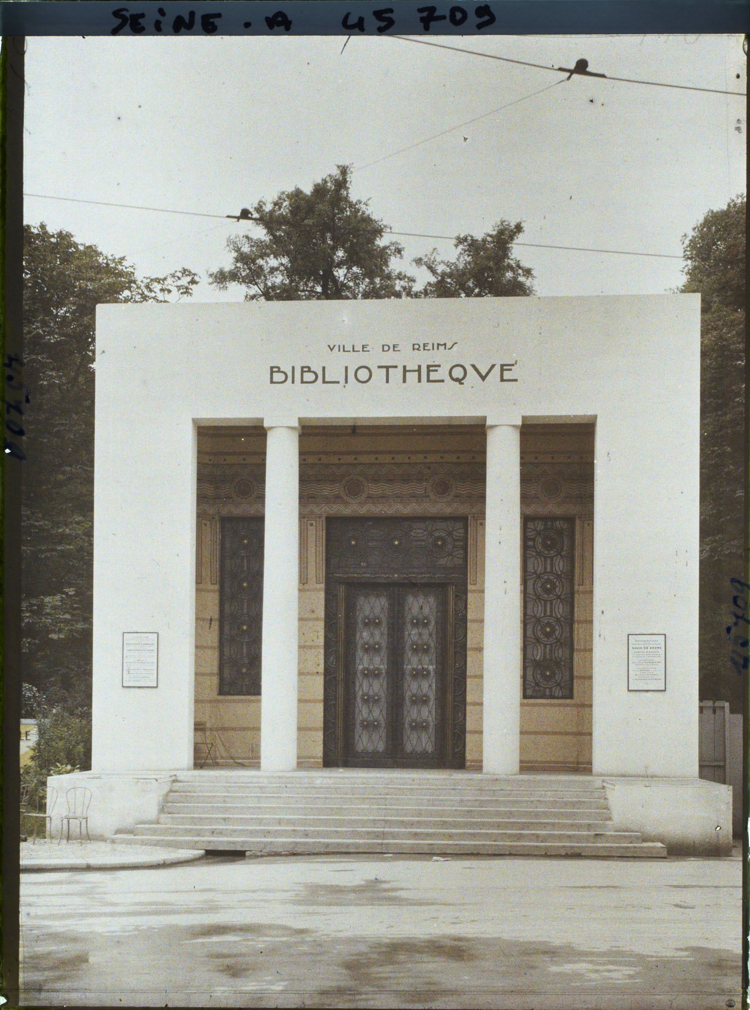 Image représentant L'Exposition des arts décoratifs, Porte de la bibliothèque de la ville de Reims