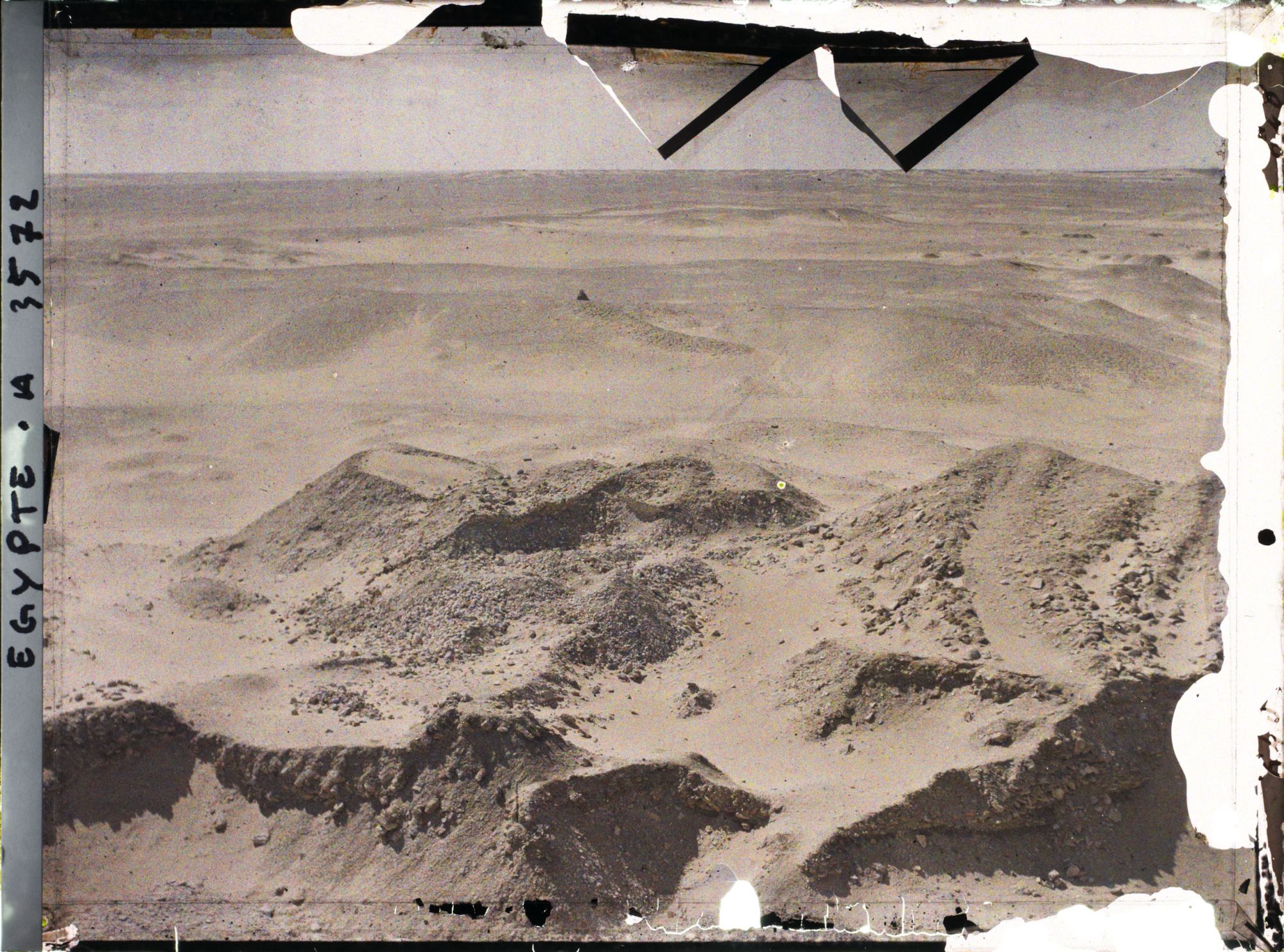 Image représentant Vue depuis la pyramide d'Ounas, dernier roi de la Ve dynastie (2380-2350 av. J.C.)