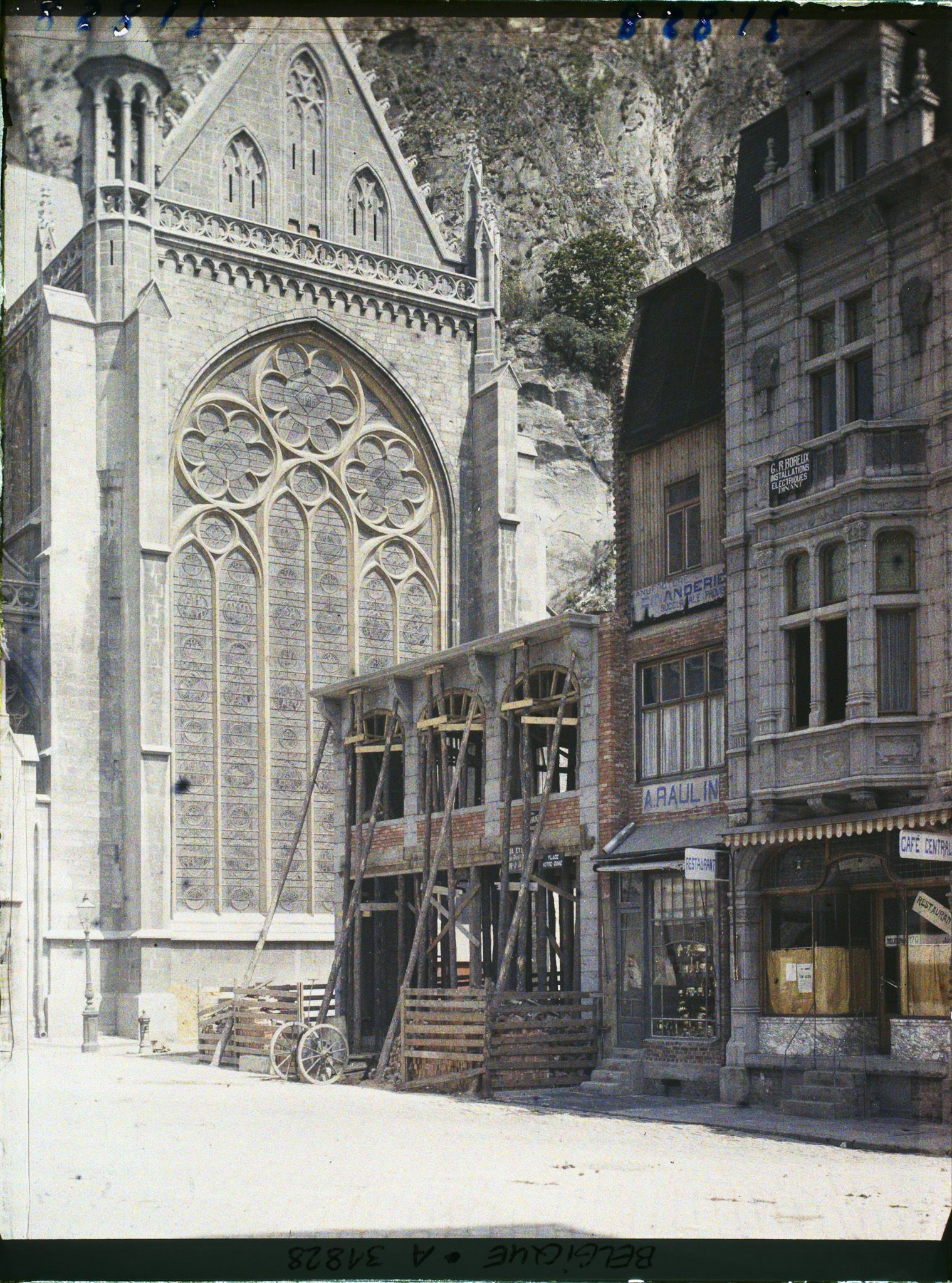 Image représentant Belgique, Dinant, Reconstructions Place Notre-Dame
