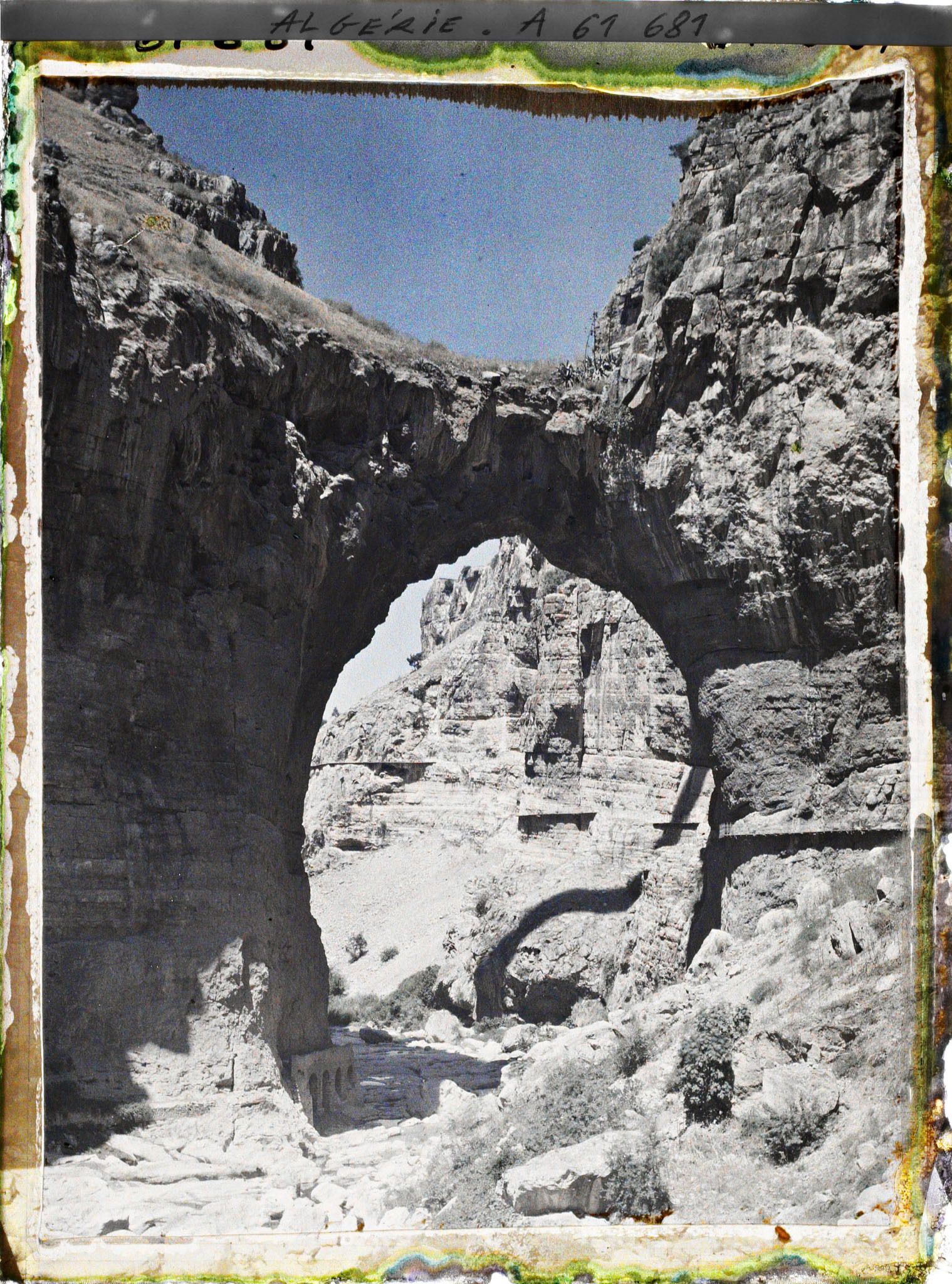 Image représentant Algérie, Constantine, Au fond des gorges, Le Pont naturel