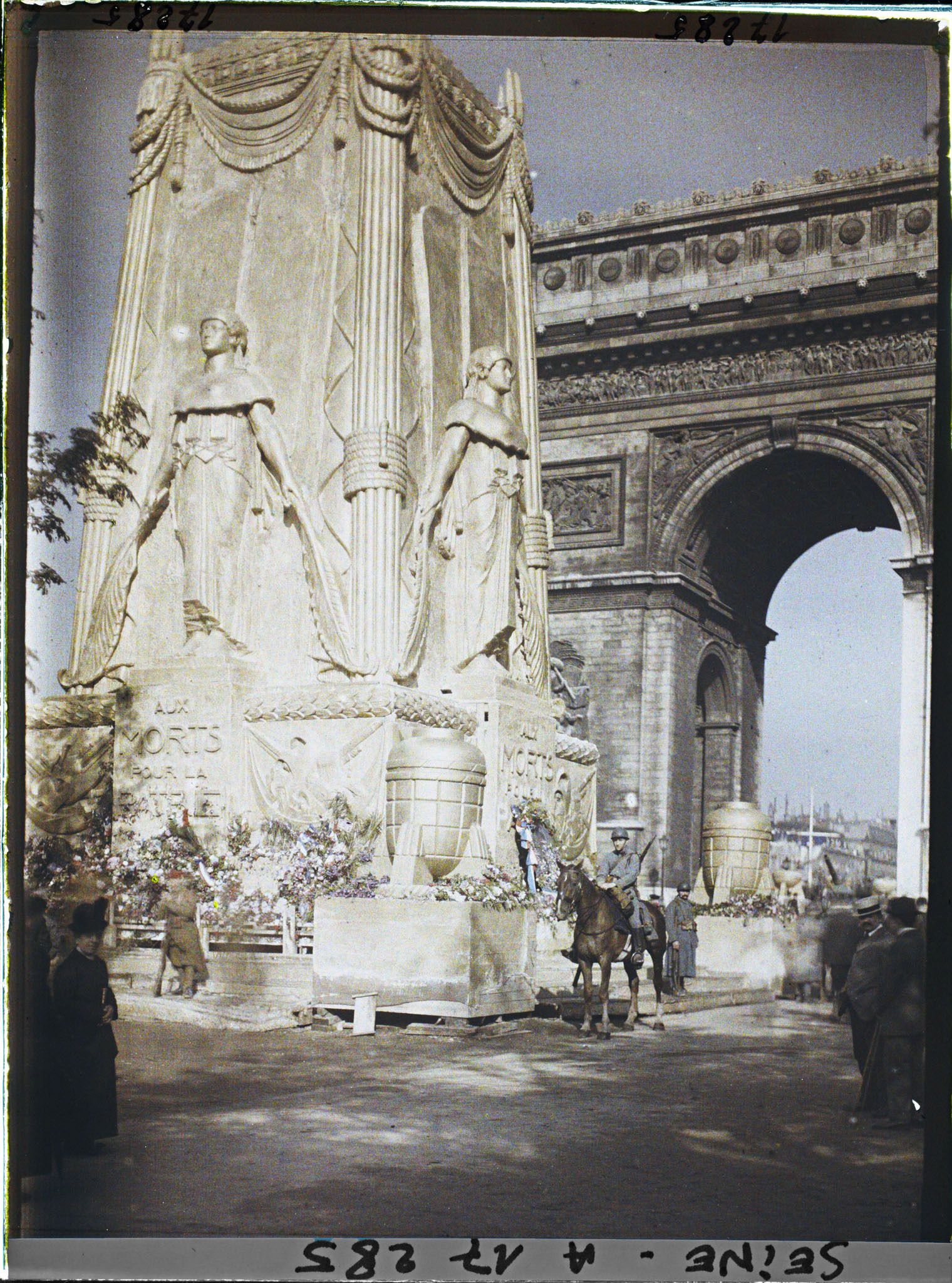 Image représentant Le Cénotaphe dédié aux morts pour la patrie pour les fêtes de la Victoire des 13 et 14 juillet et l'Arc de Triomphe