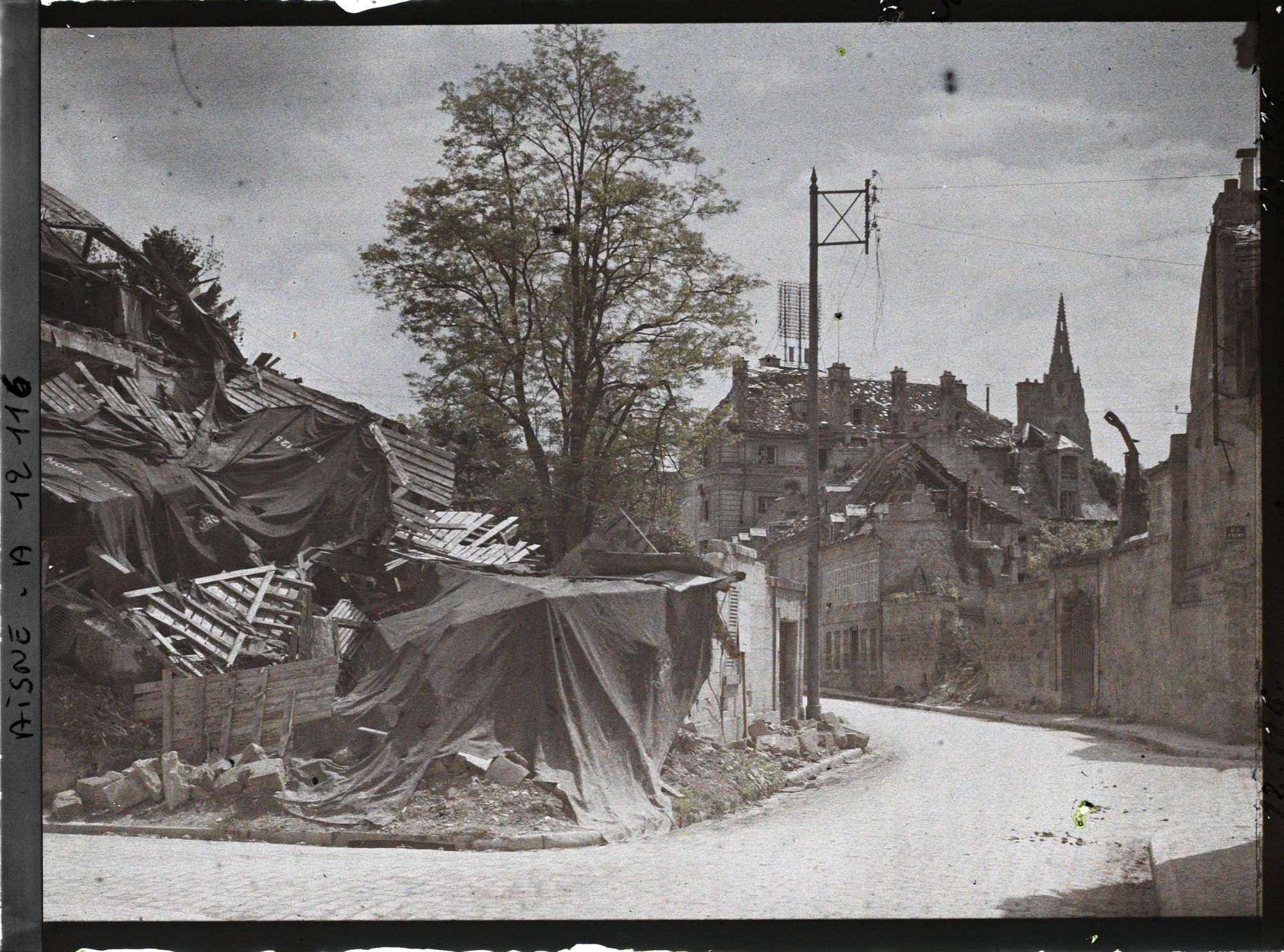 Image représentant Angle des rues de la Buerie et Minimes, au fond l'un des clochers de Saint-Jean-des-Vignes