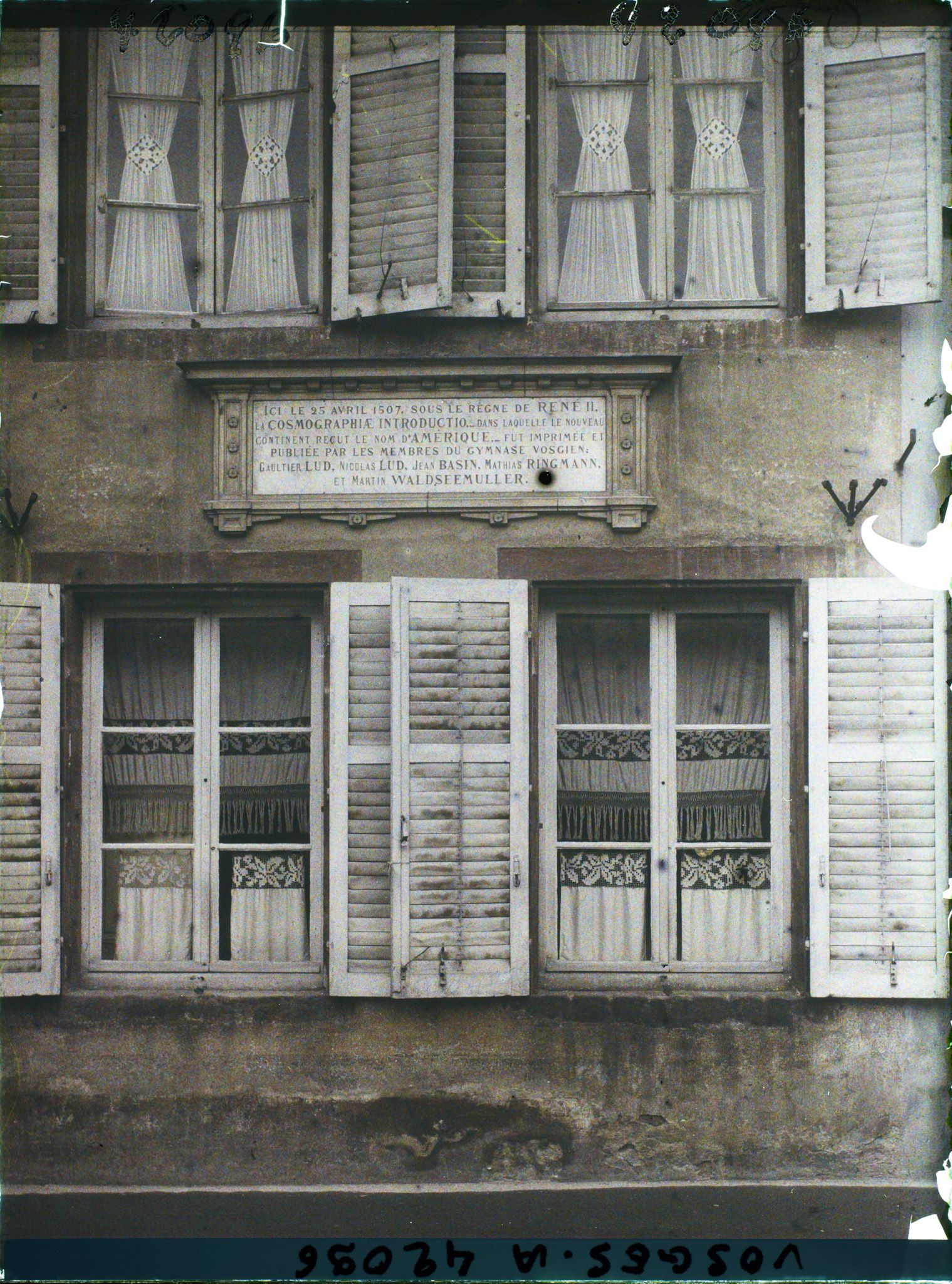 Image représentant France, St Dié, Maison où fut imprimée la Cosmographiae l'Inscription