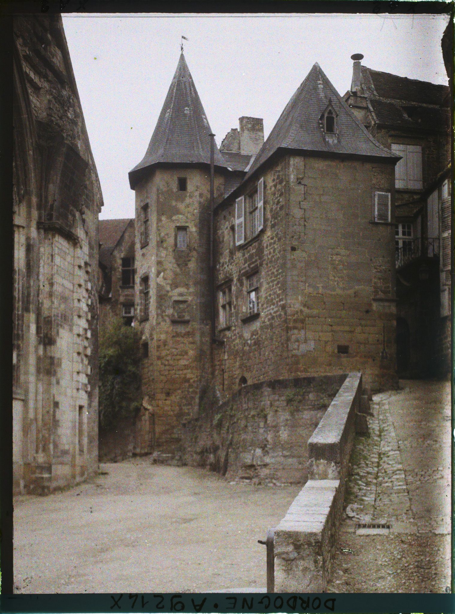 Image représentant France, Sarlat, Place de la Liberté Coin de la Poste