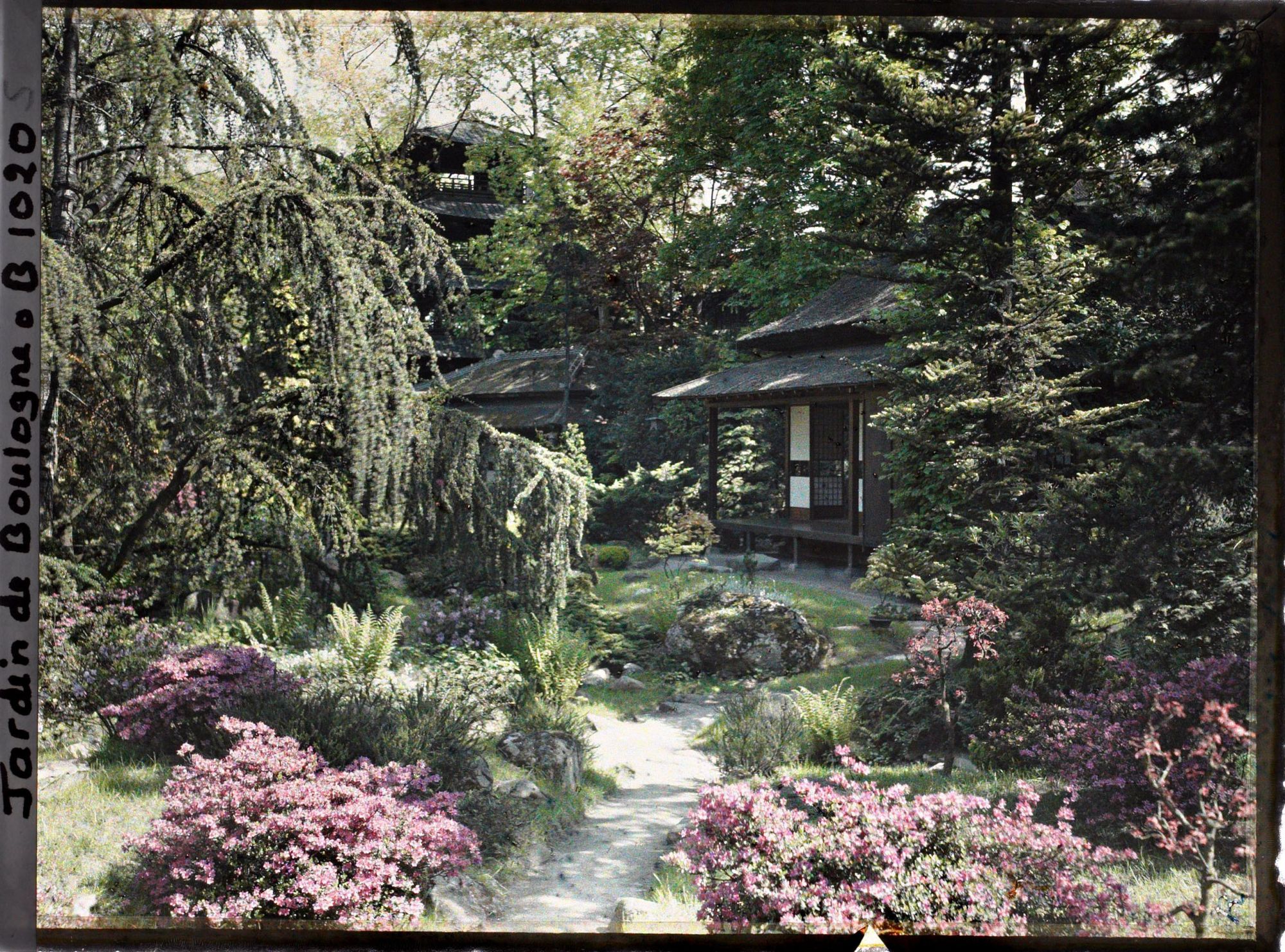Image représentant Étroit chemin menant à la maison ouest du " village japonais ", puis en direction du jardin anglais