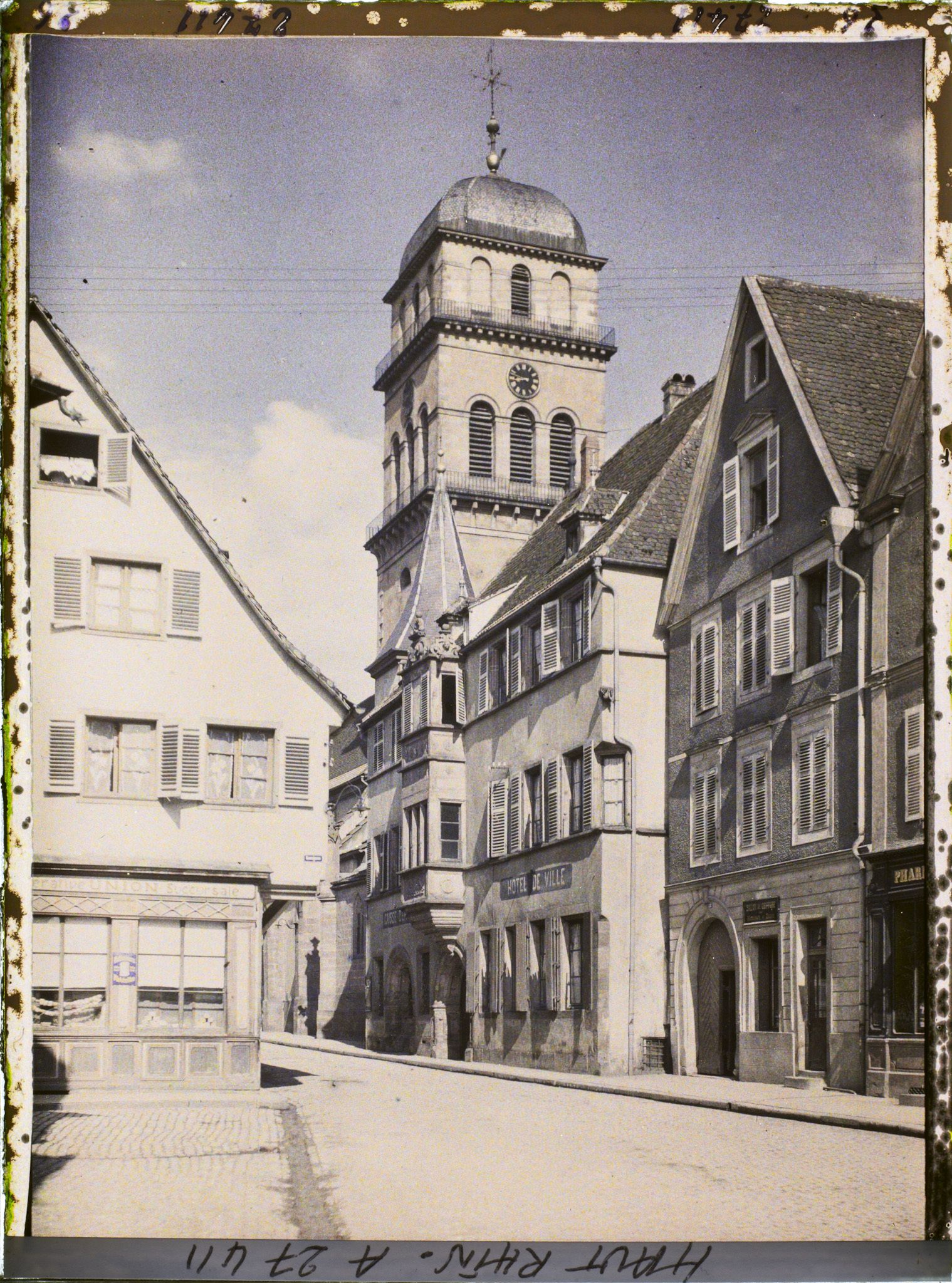 Image représentant France, Kaysersberg, L'Hôtel de Ville et l'Eglise