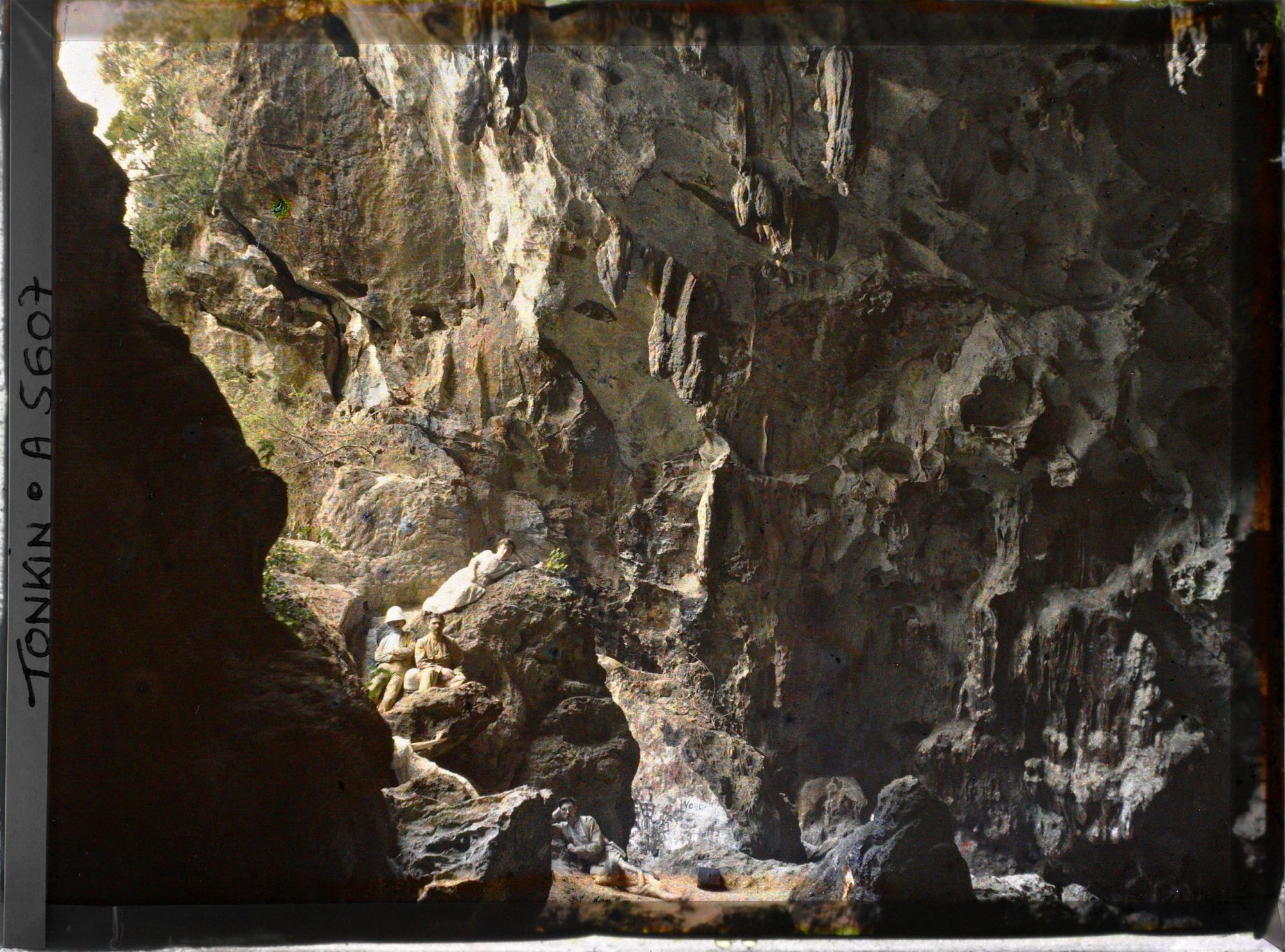 Image représentant Des visiteurs occidentaux à l'intérieur de la " Grotte des Merveilles", près de l'entrée