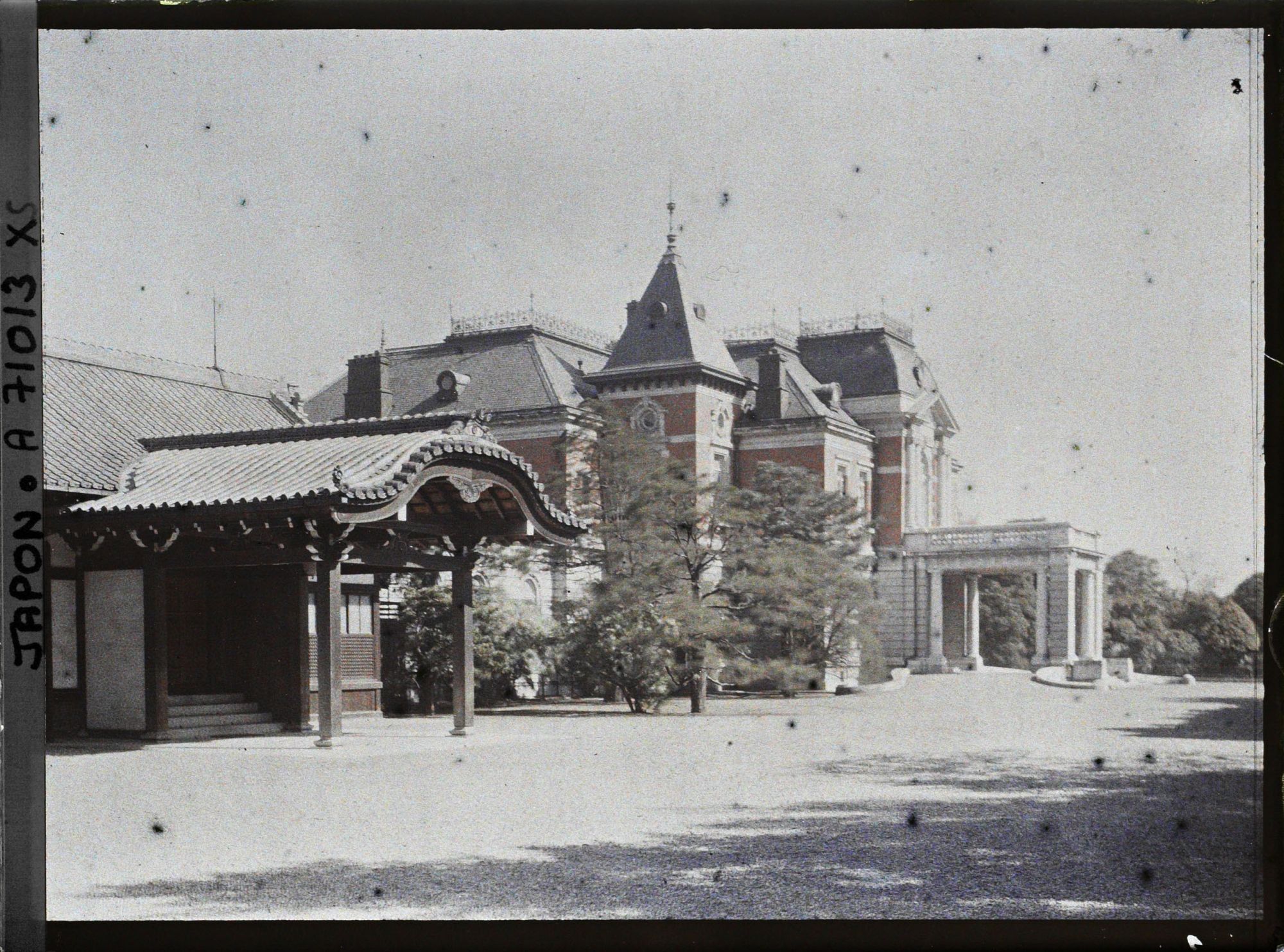 Image représentant Résidence du prince Kuni : côté entrée