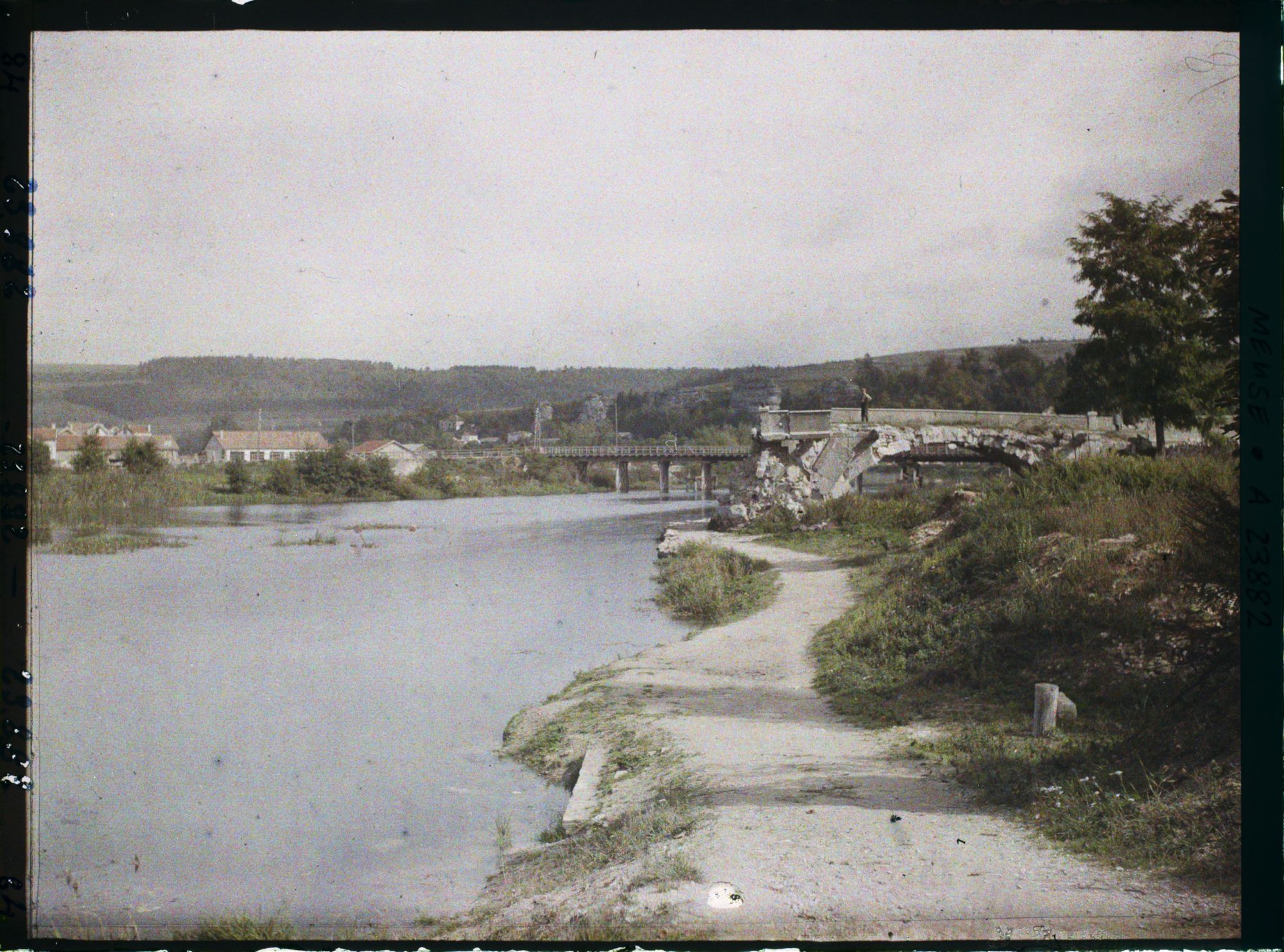 Image représentant France, St Mihiel, Fort du Camp des Romains :Les Bords de la Meuse, St Mihiel vers l'aval et le pont détruit