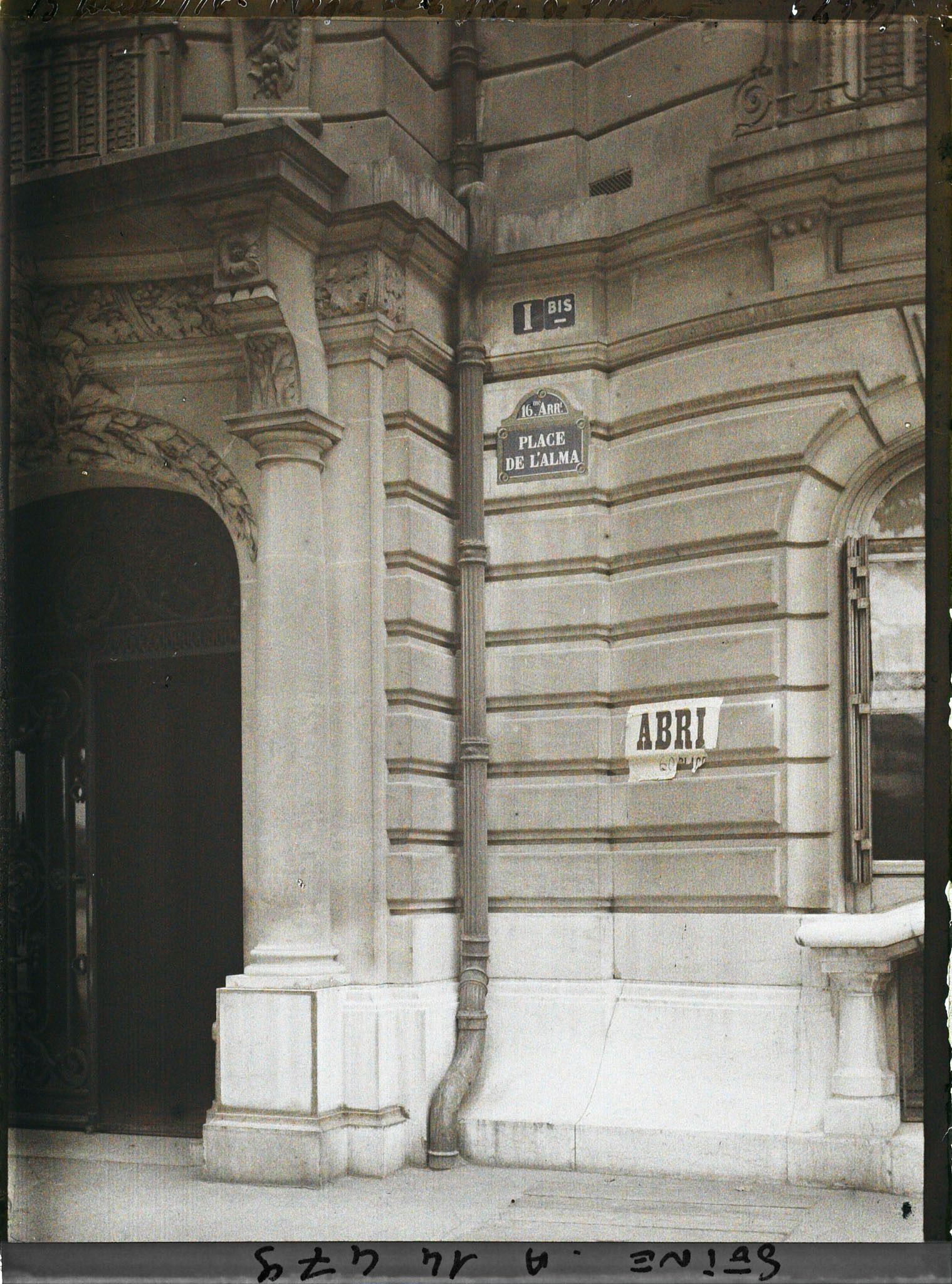 Image représentant Plaque "Place de l'Alma", abri au 1er bis place de l'Alma, à l'angle de l'avenue de New-York
