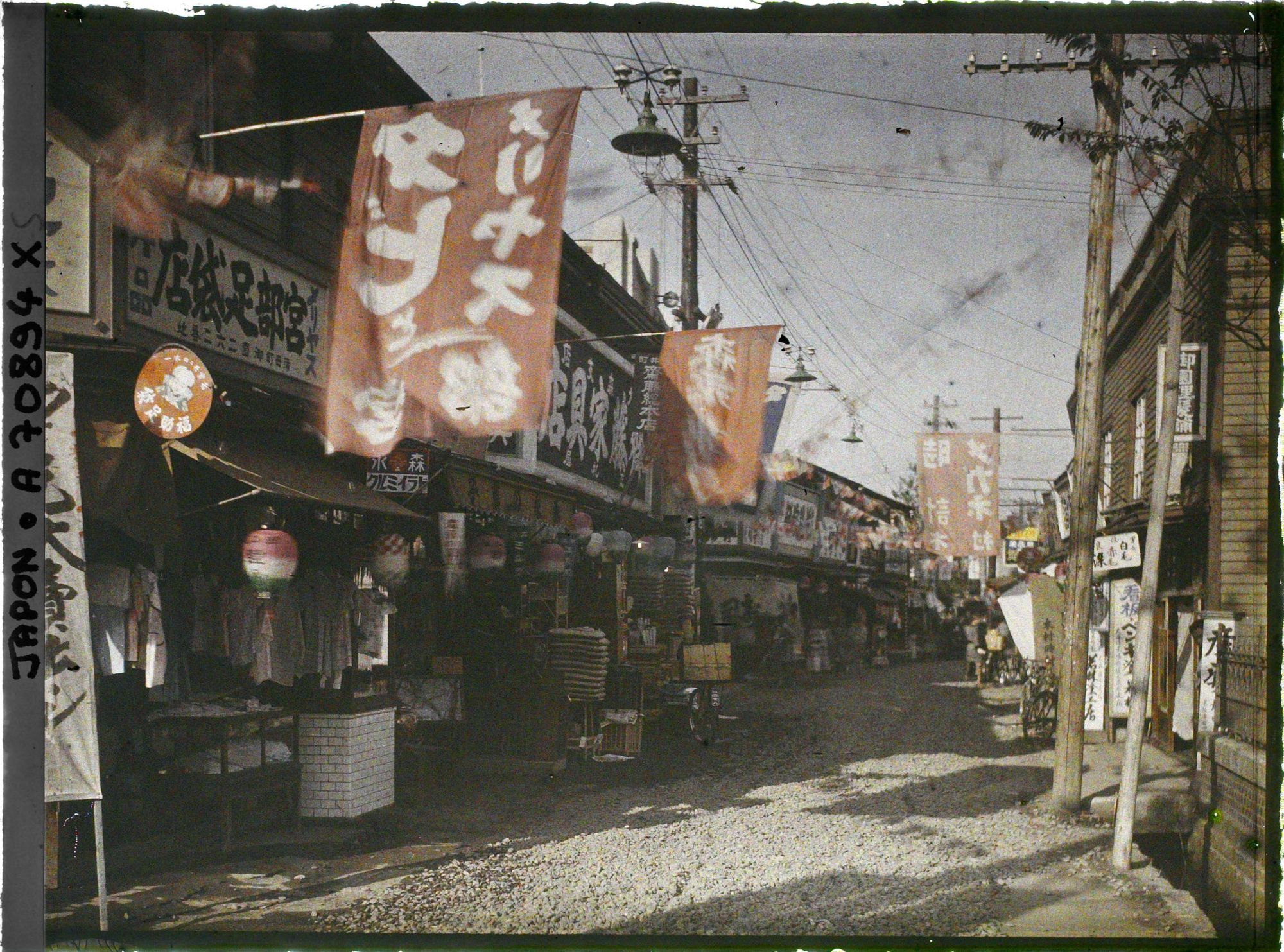 Image représentant Une rue commerçante pendant la période des soldes
