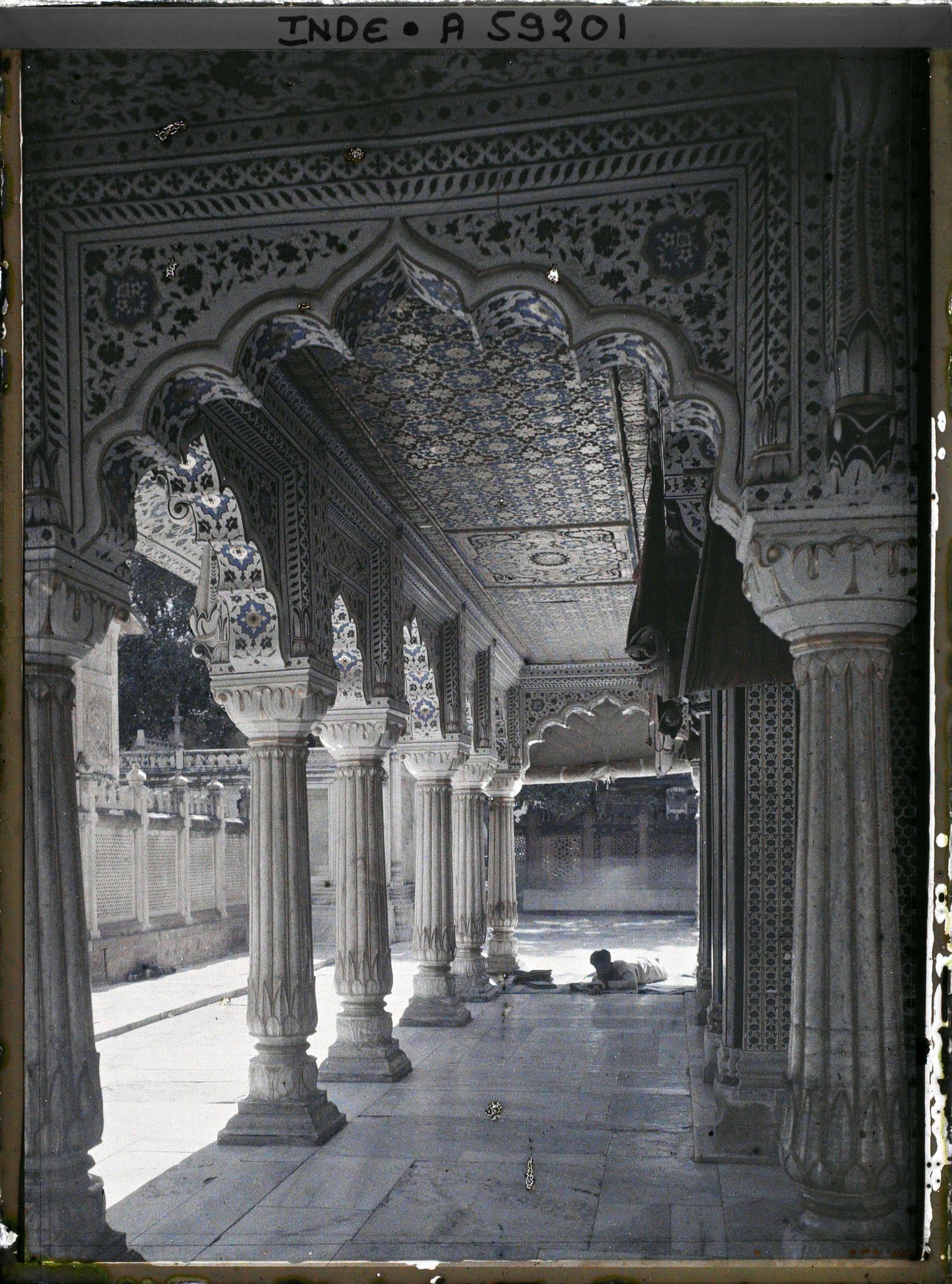 Image représentant Intérieur du dargâh de Nizamuddin, sanctuaire soufi construit sur la tombe de Hazrat Khawaja Nizamuddin Auliya (1238-1325)