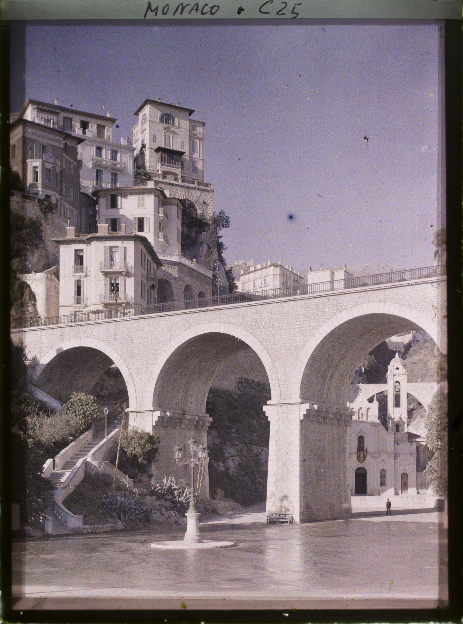 Image représentant Eglise Ste Dévote blottie au creux d'un paysage urbain traversé de viaducs ?